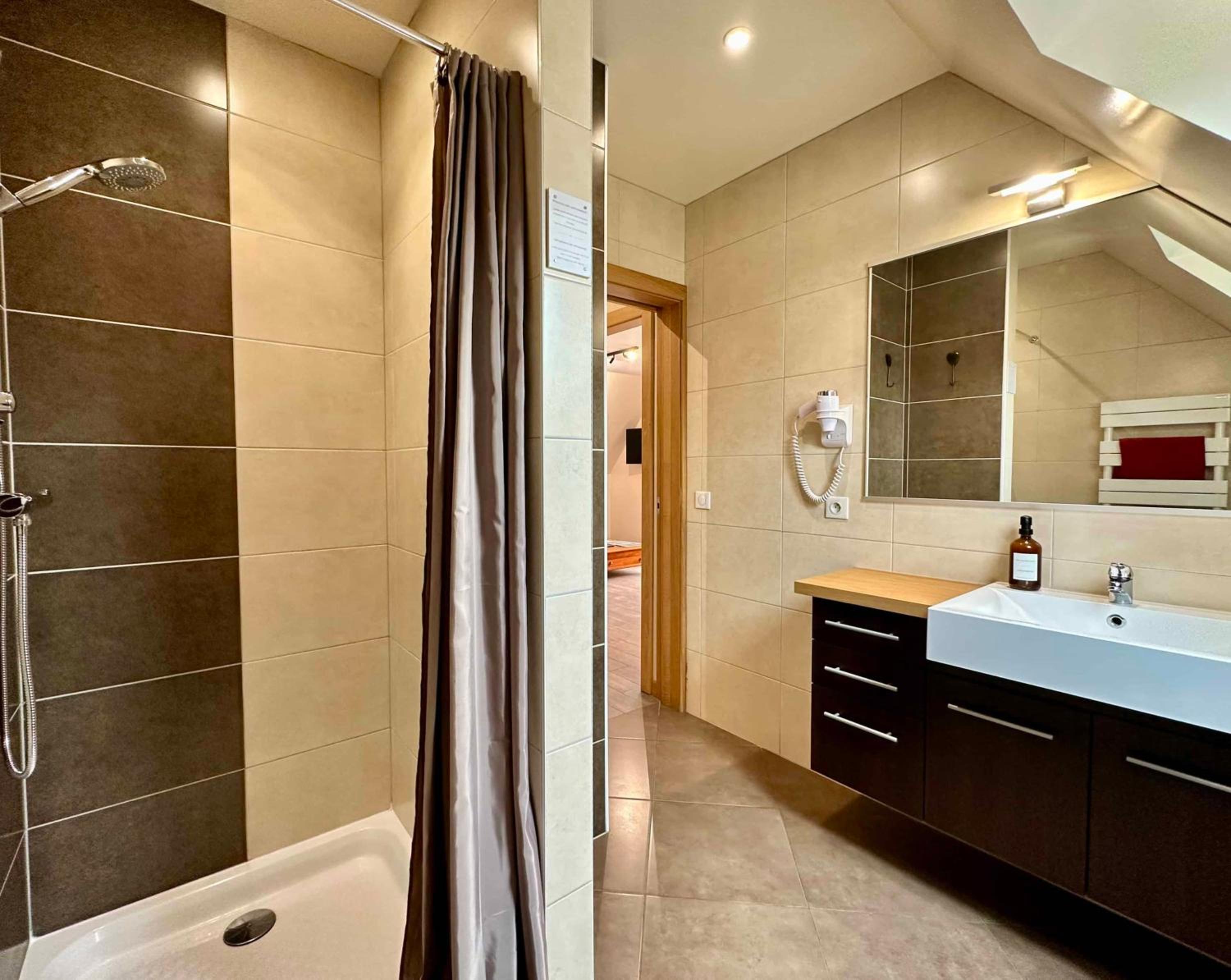 Suite with Balcony - Photo 7