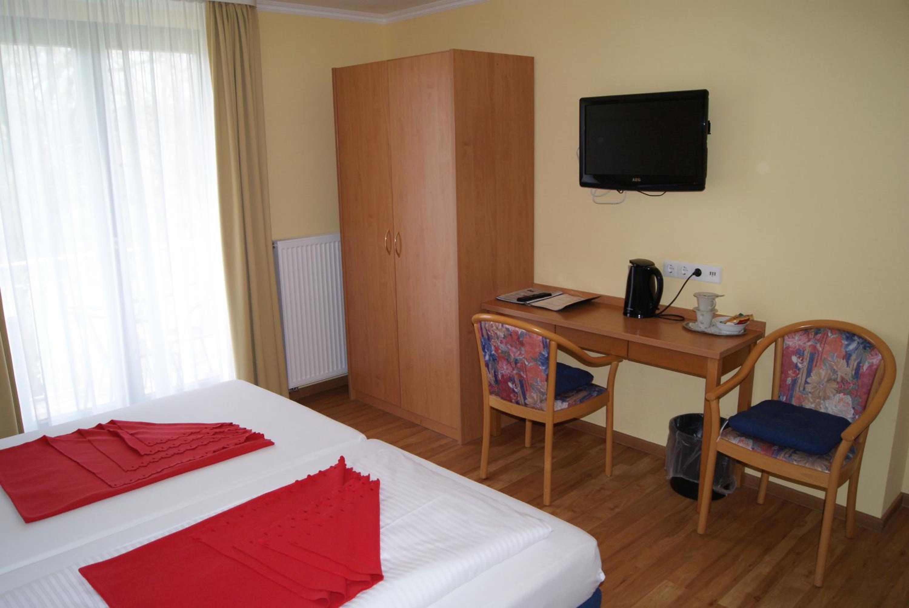 Superior Twin Room with Balcony - Photo 4