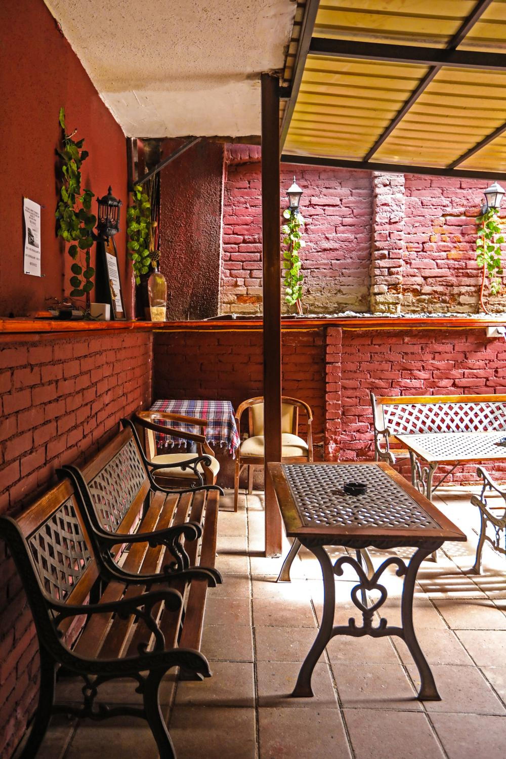 Quadruple Room with Shared Bathroom and External Garden Table photo 3