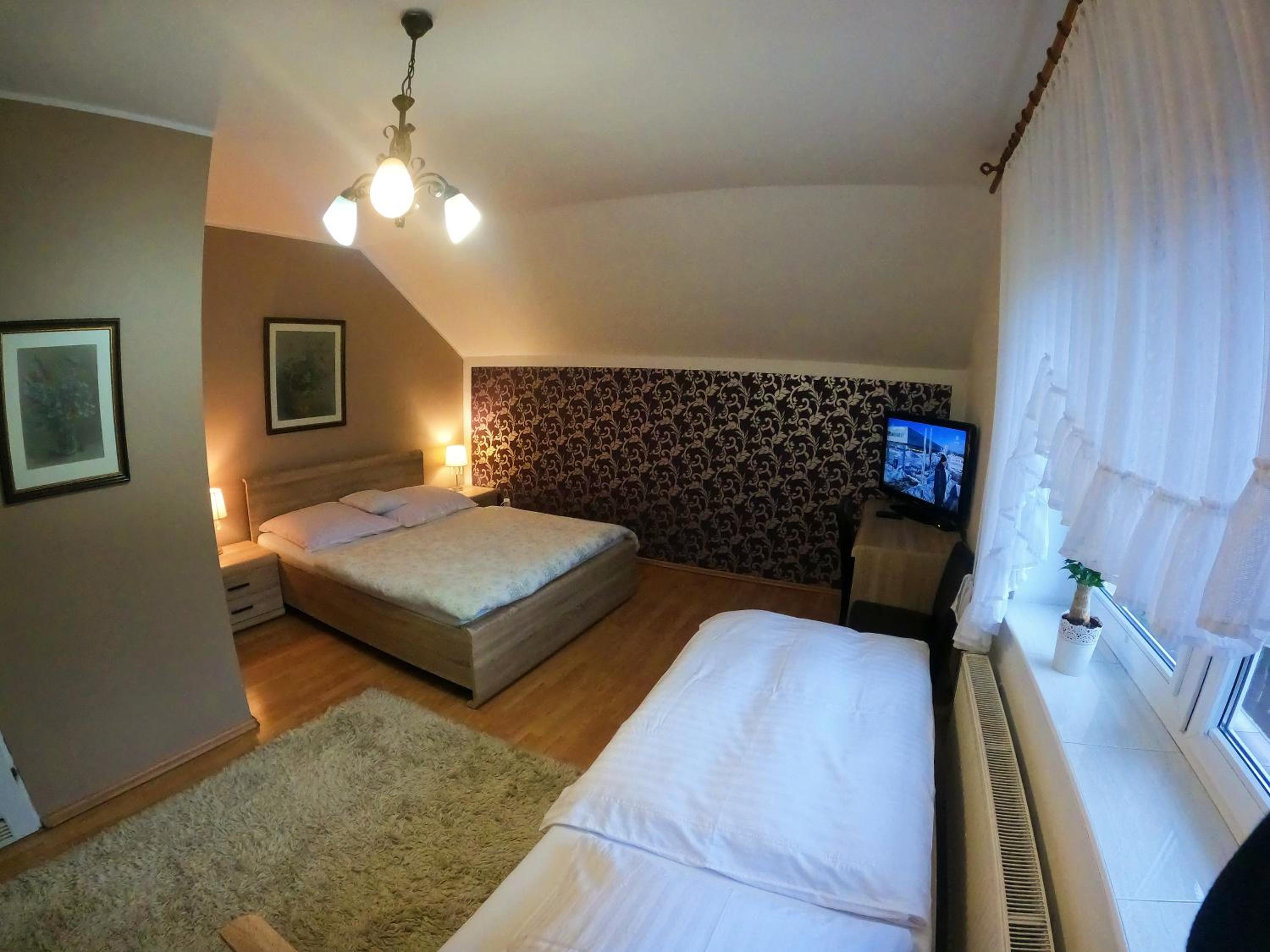 Large Double or Twin Room - Photo 1