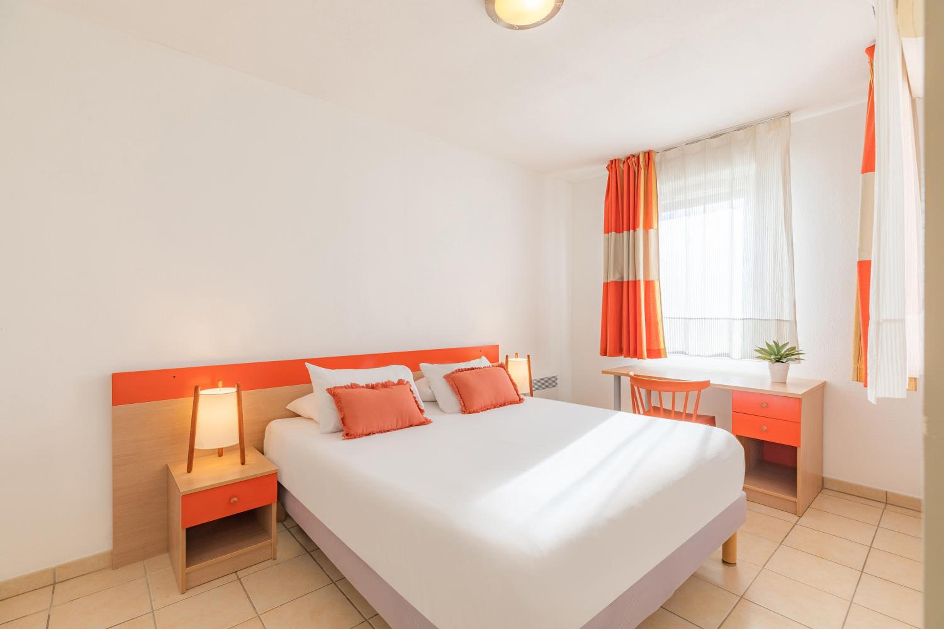 One Bedroom Apartment - Photo 1
