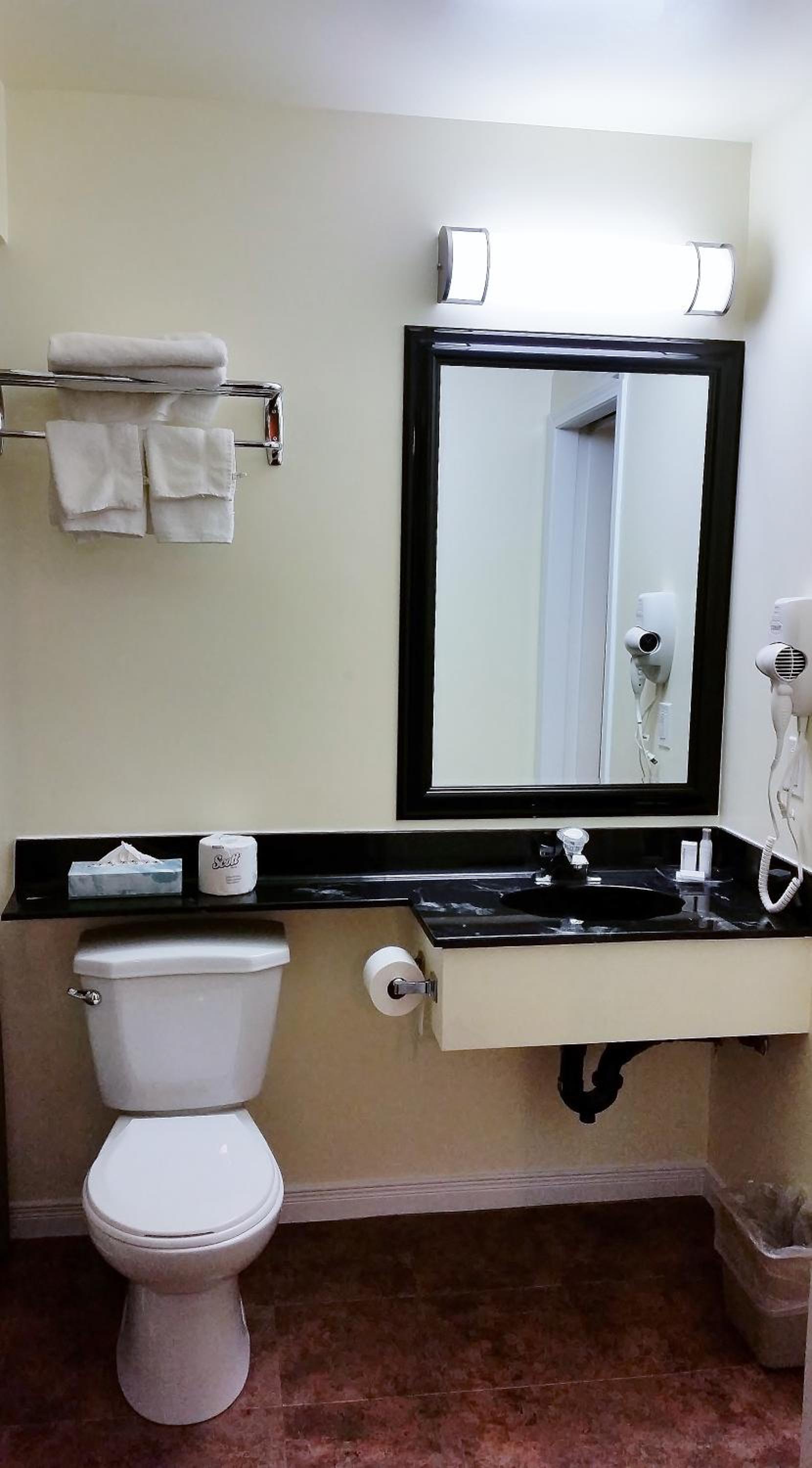 Standard Suite - Photo 8