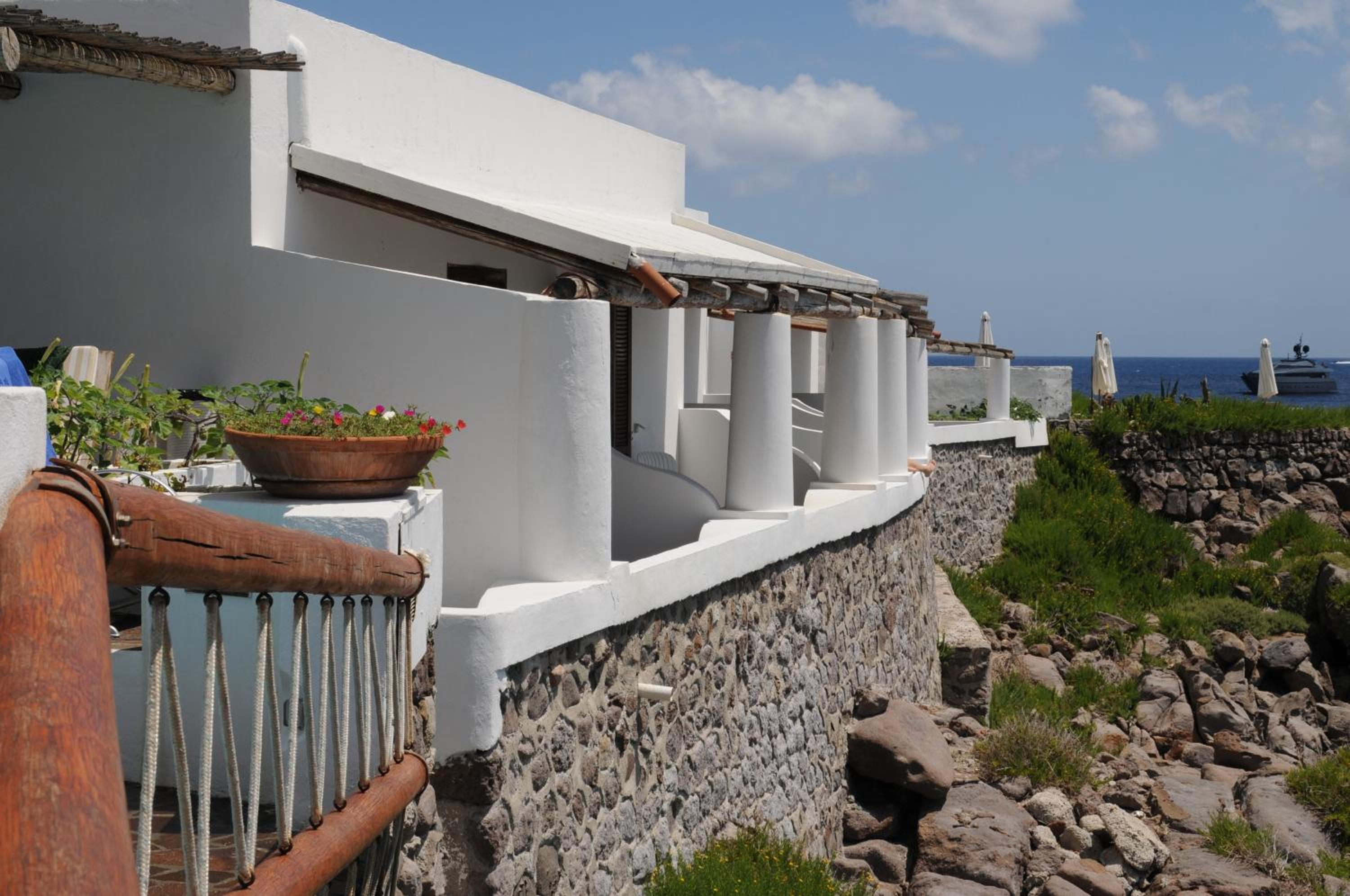 Double or Twin Room with Sea View - Photo 4