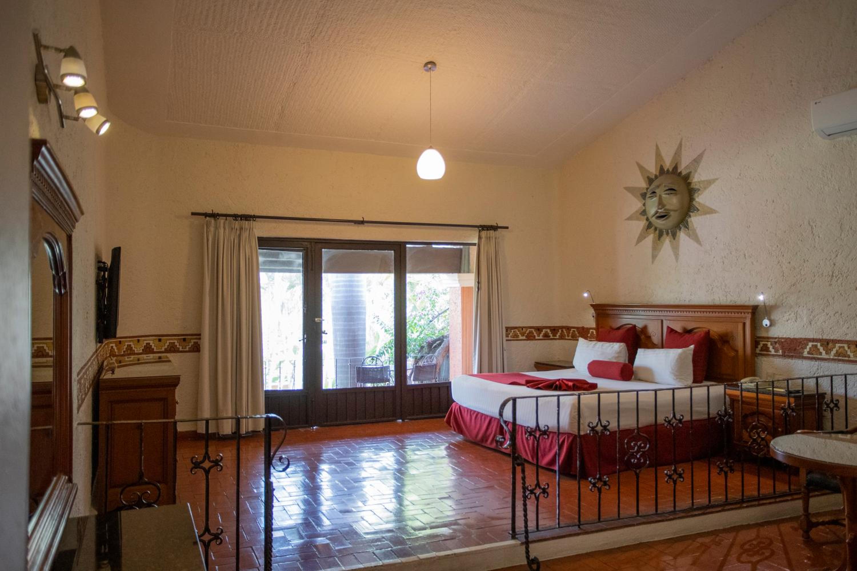King Suite with Terrace - Photo 7