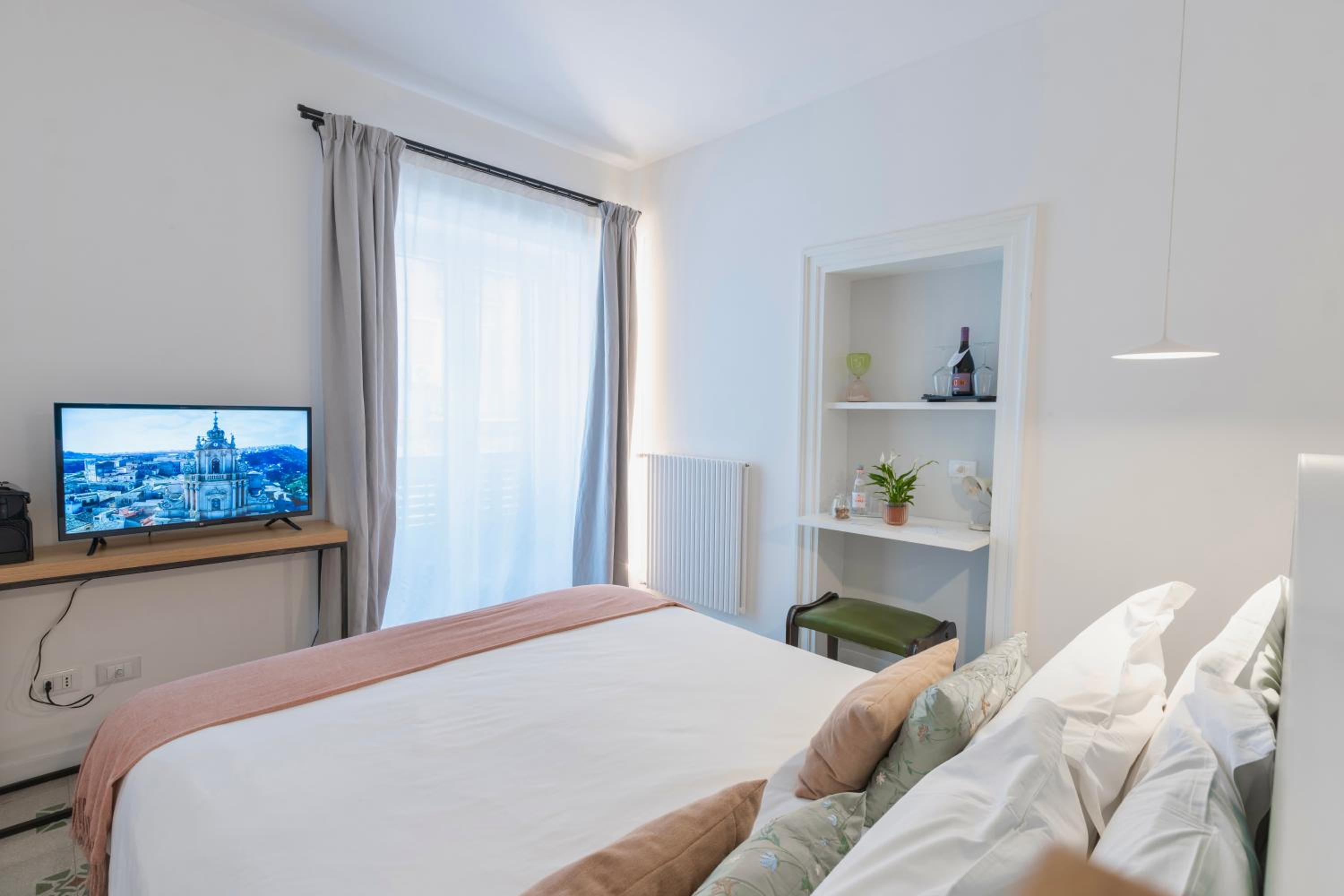 Deluxe Room - Photo 6