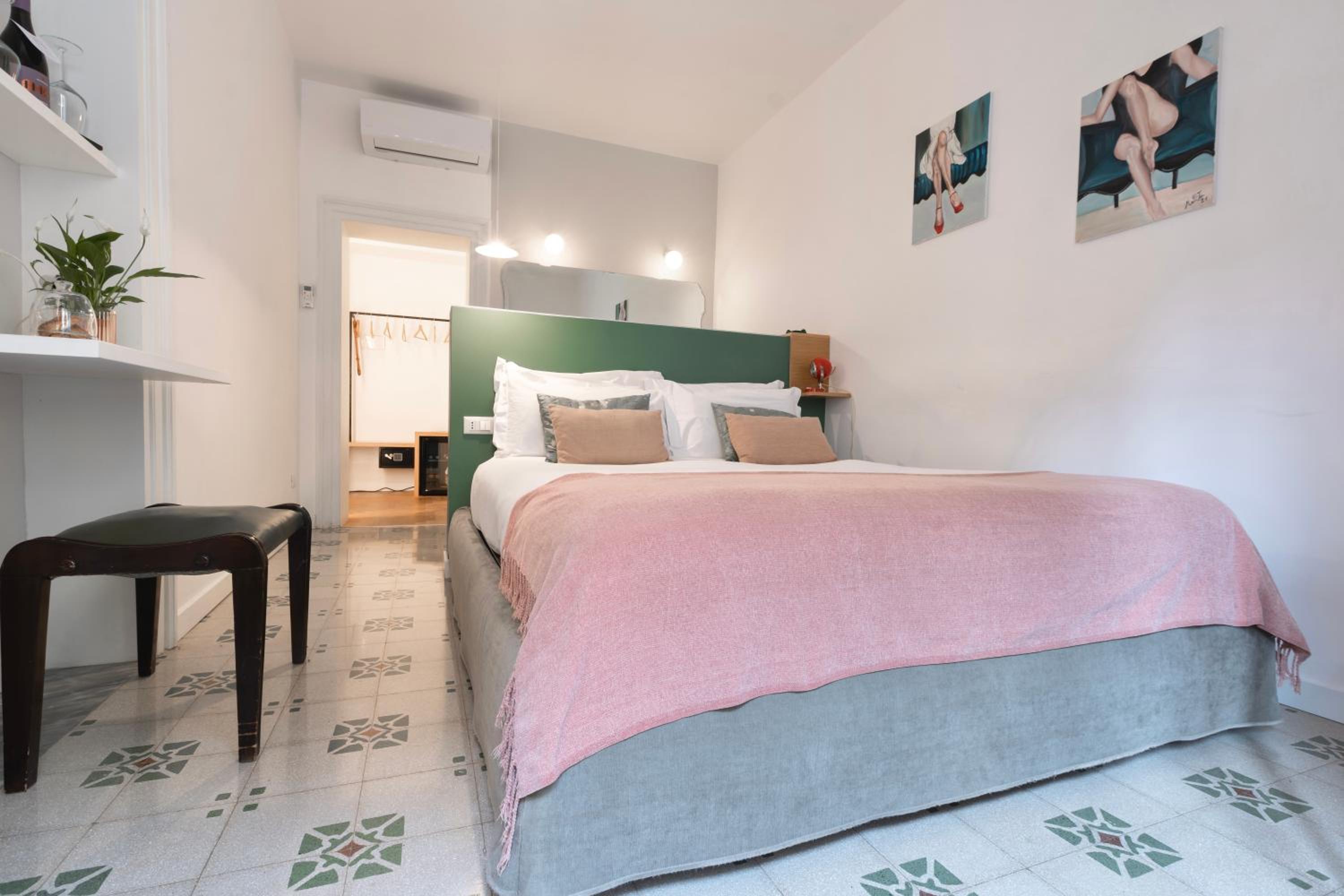 Deluxe Room - Photo 13