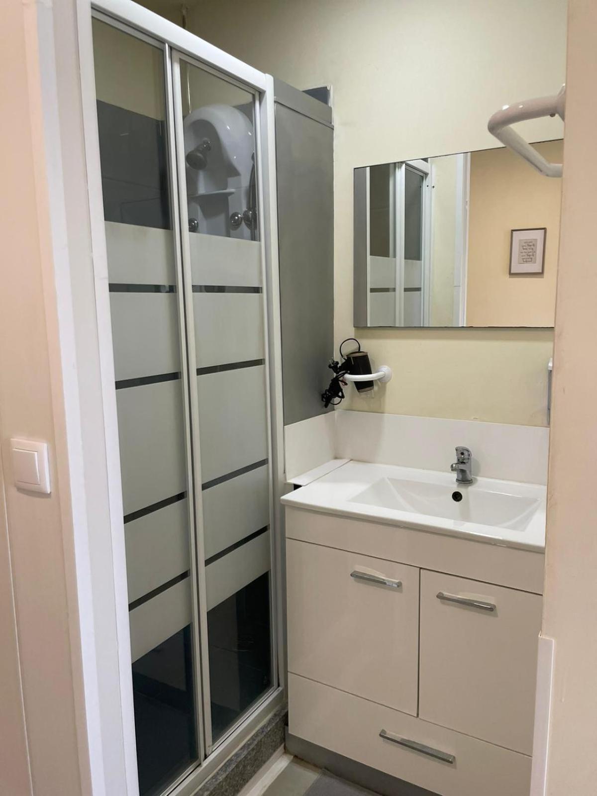 Deluxe Double Room with Shower - Photo 14
