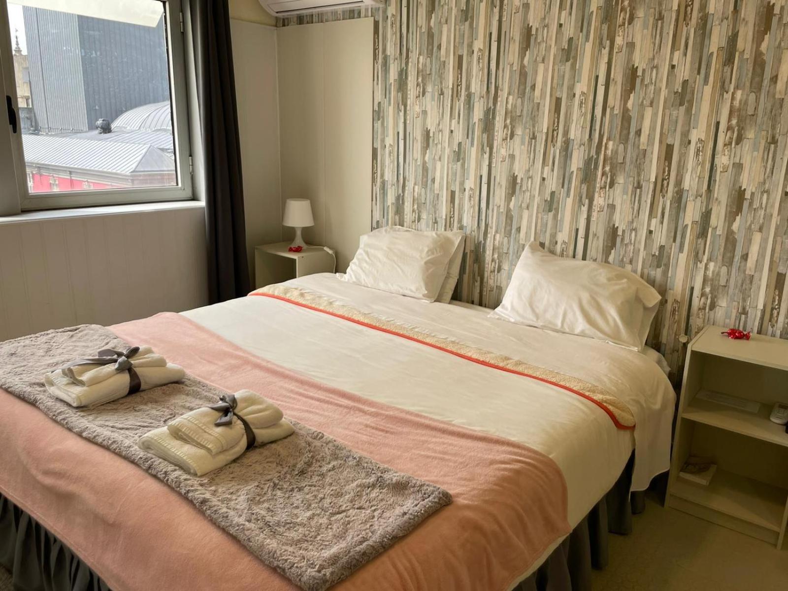 Deluxe Double Room with Shower - Photo 16