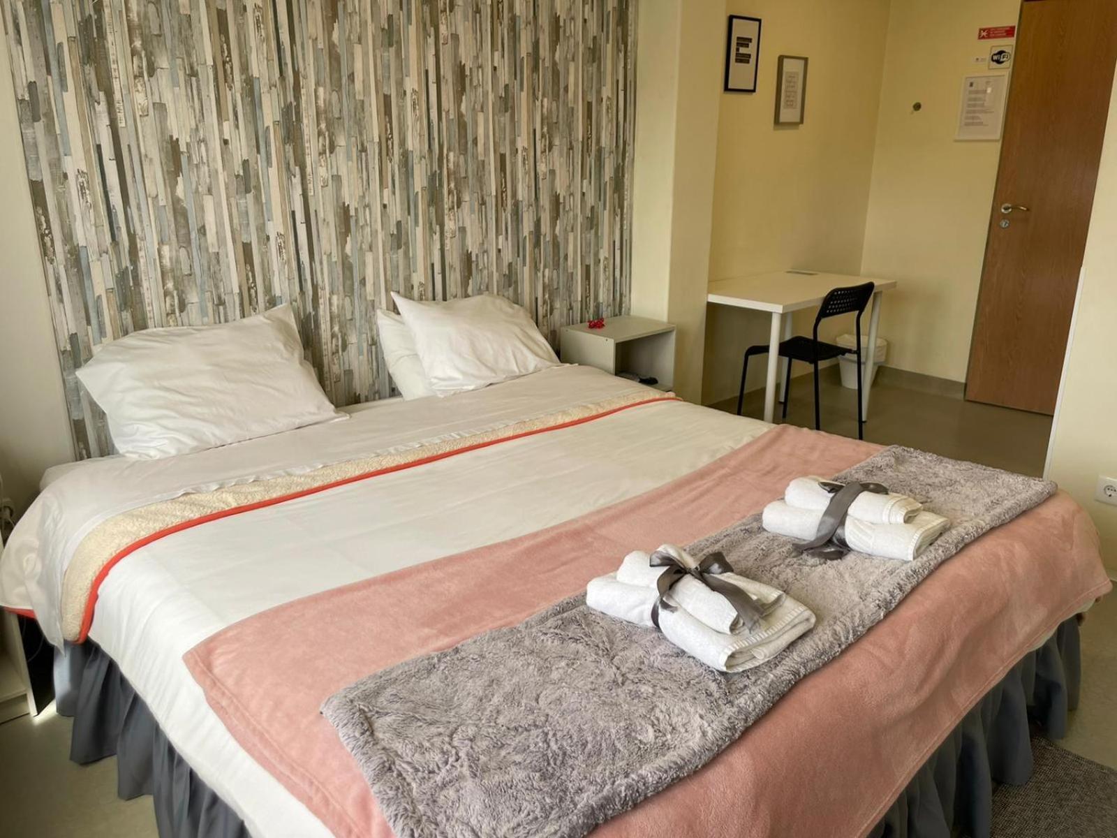 Deluxe Double Room with Shower - Photo 12