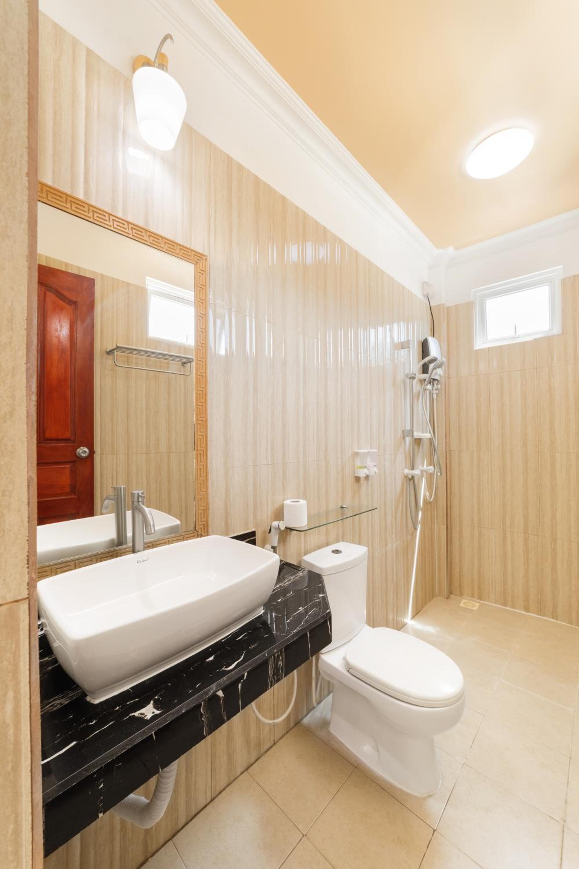Double Room with Balcony - Photo 9