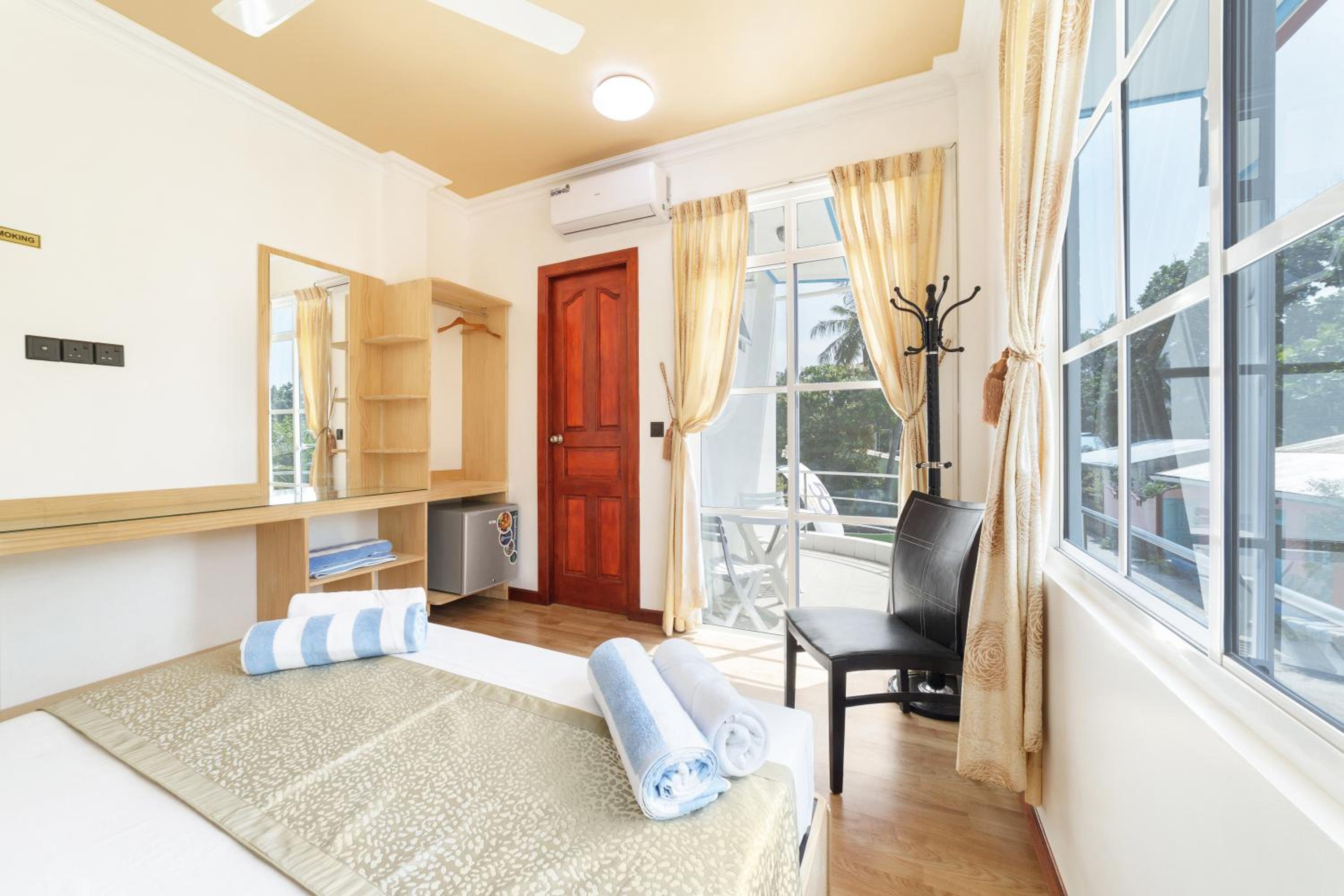 Double Room with Balcony - Photo 7
