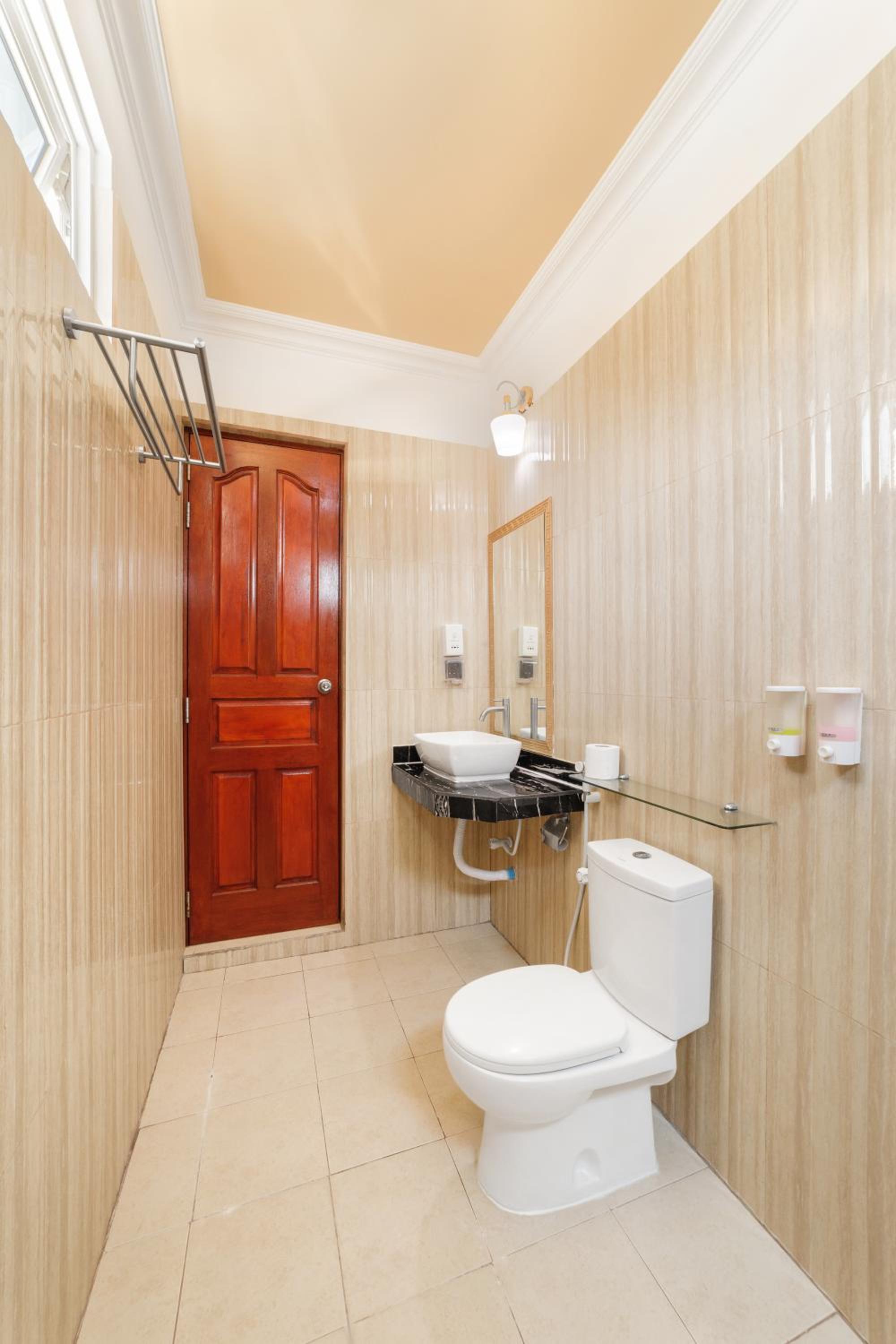 Double Room with Balcony - Photo 11