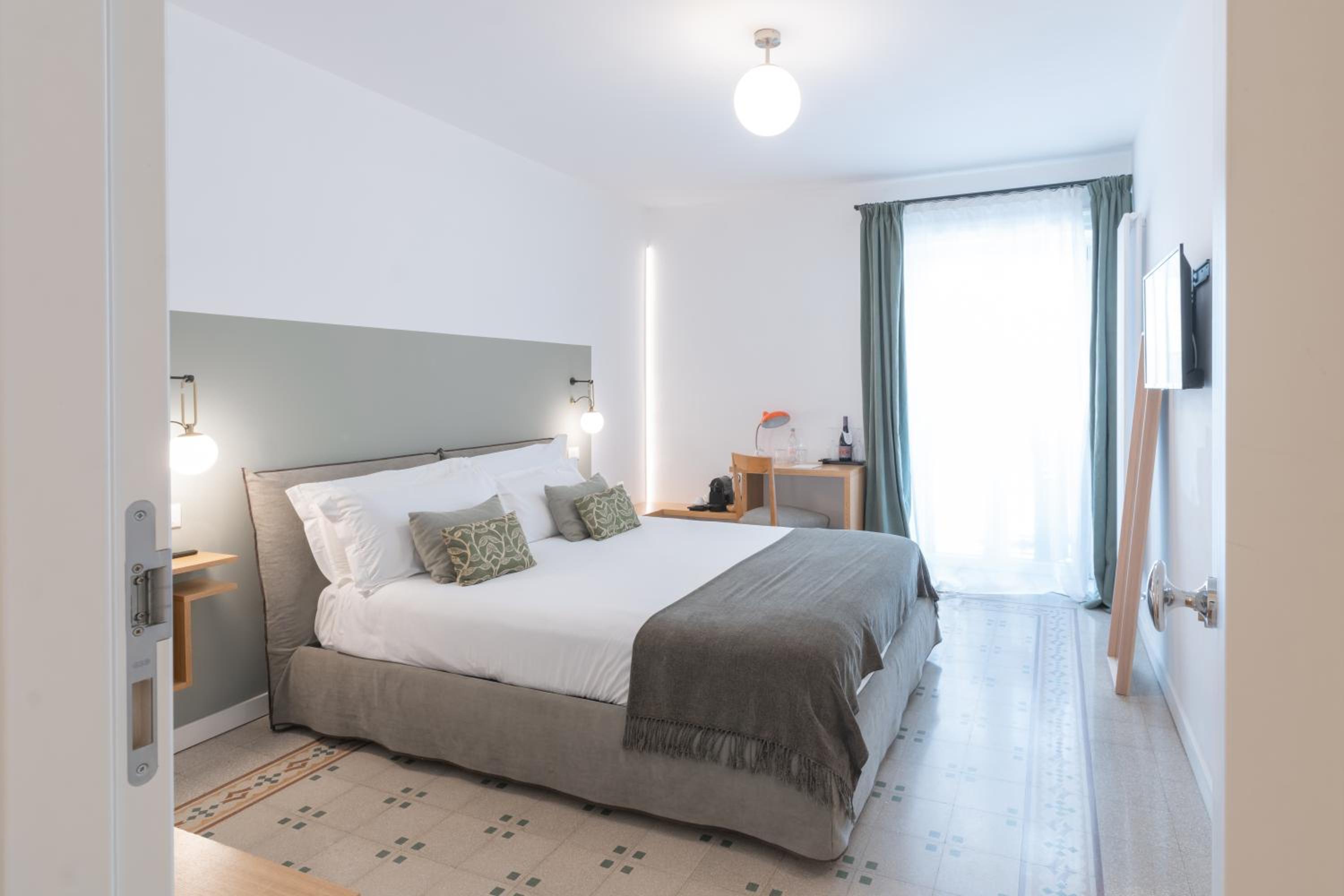 Deluxe Room - Photo 16