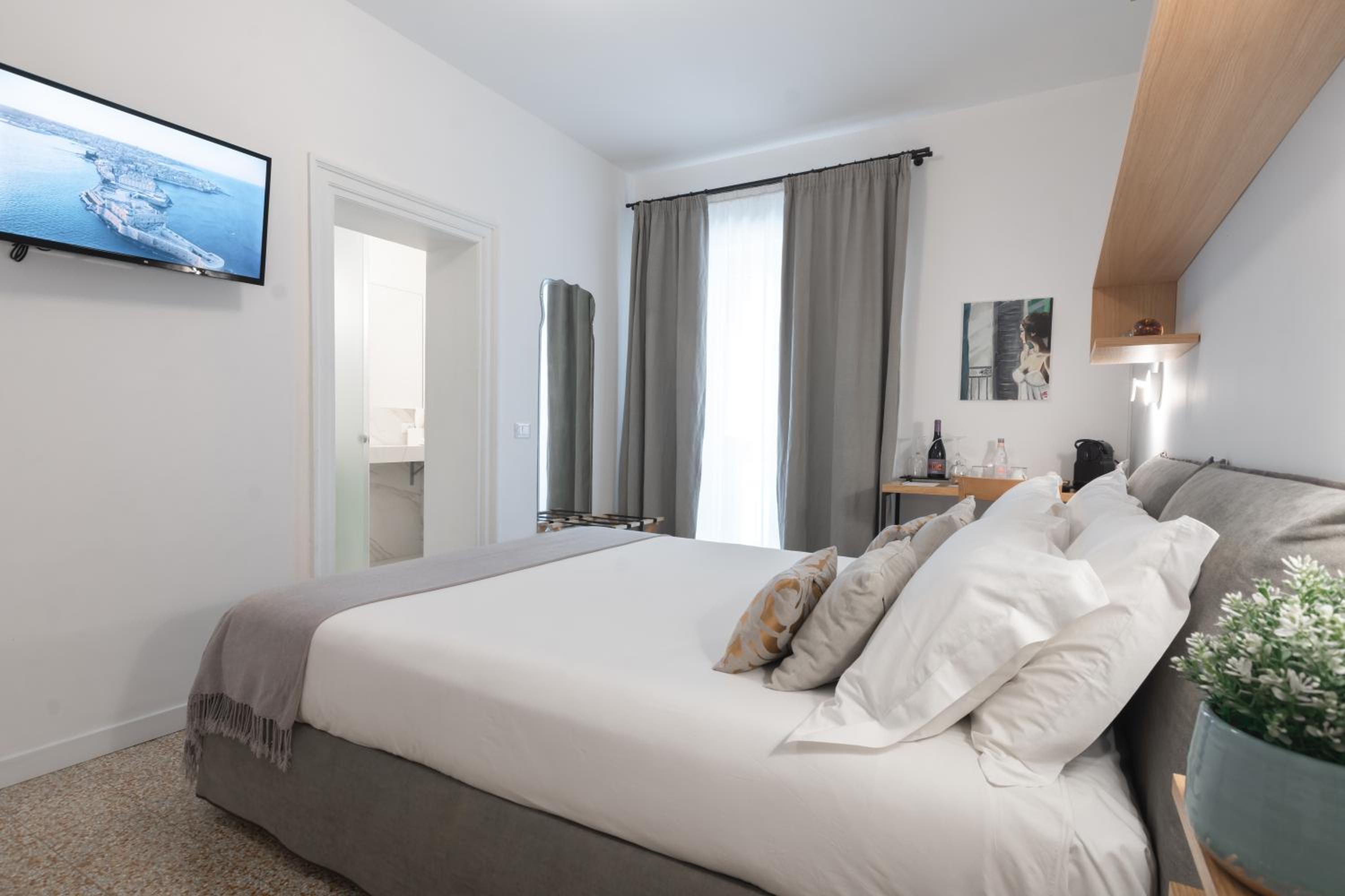 Deluxe Room - Photo 11