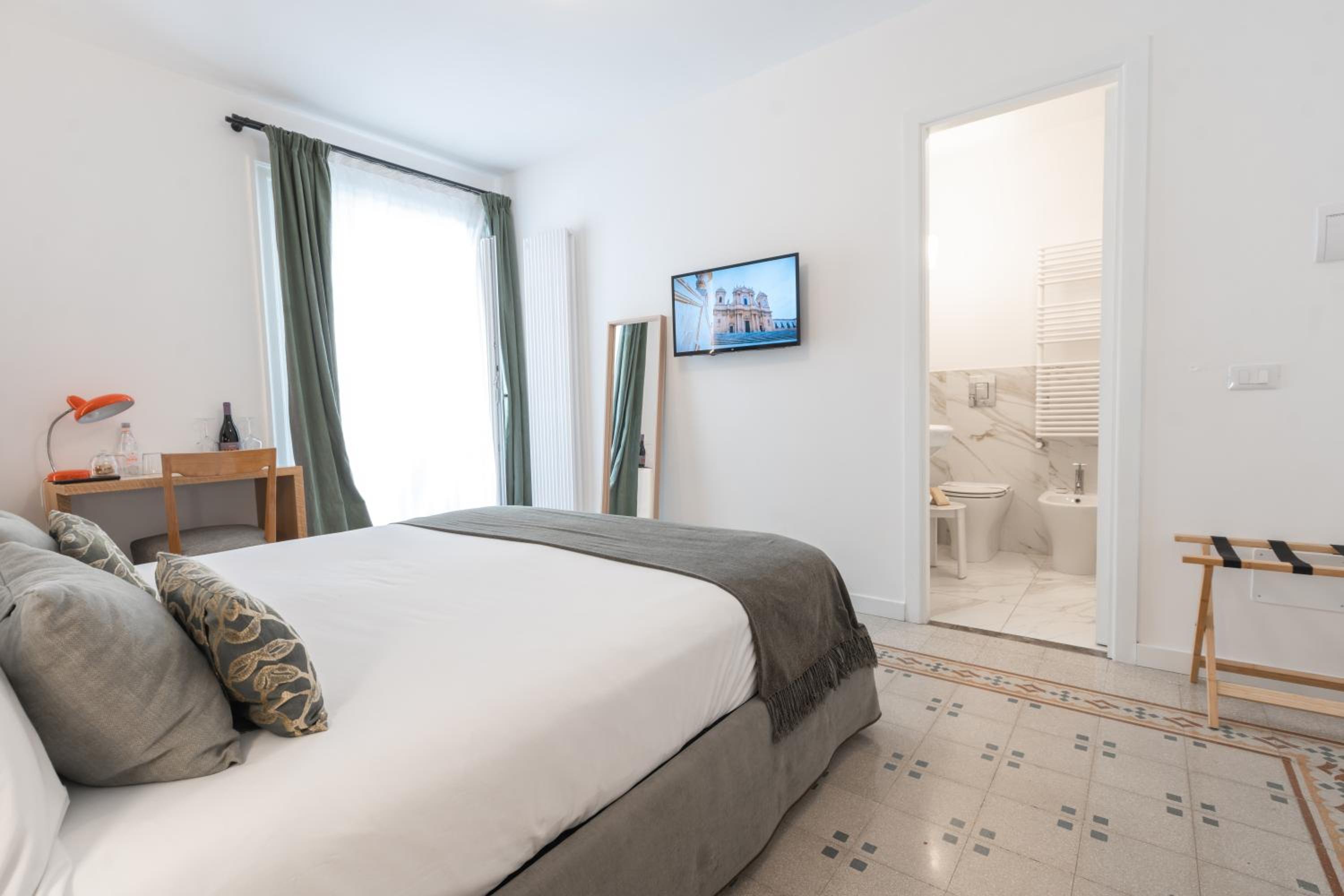 Deluxe Room - Photo 15
