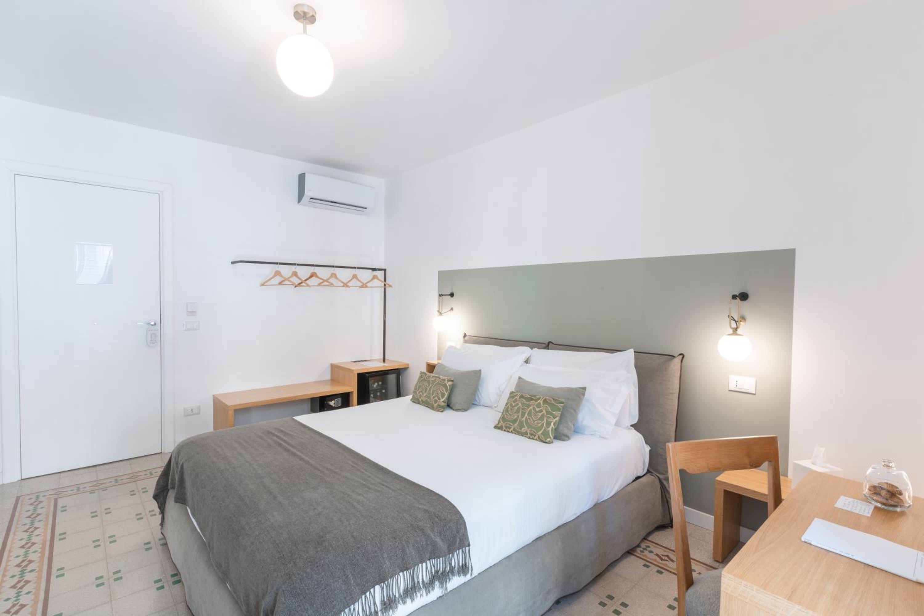 Deluxe Room - Photo 14