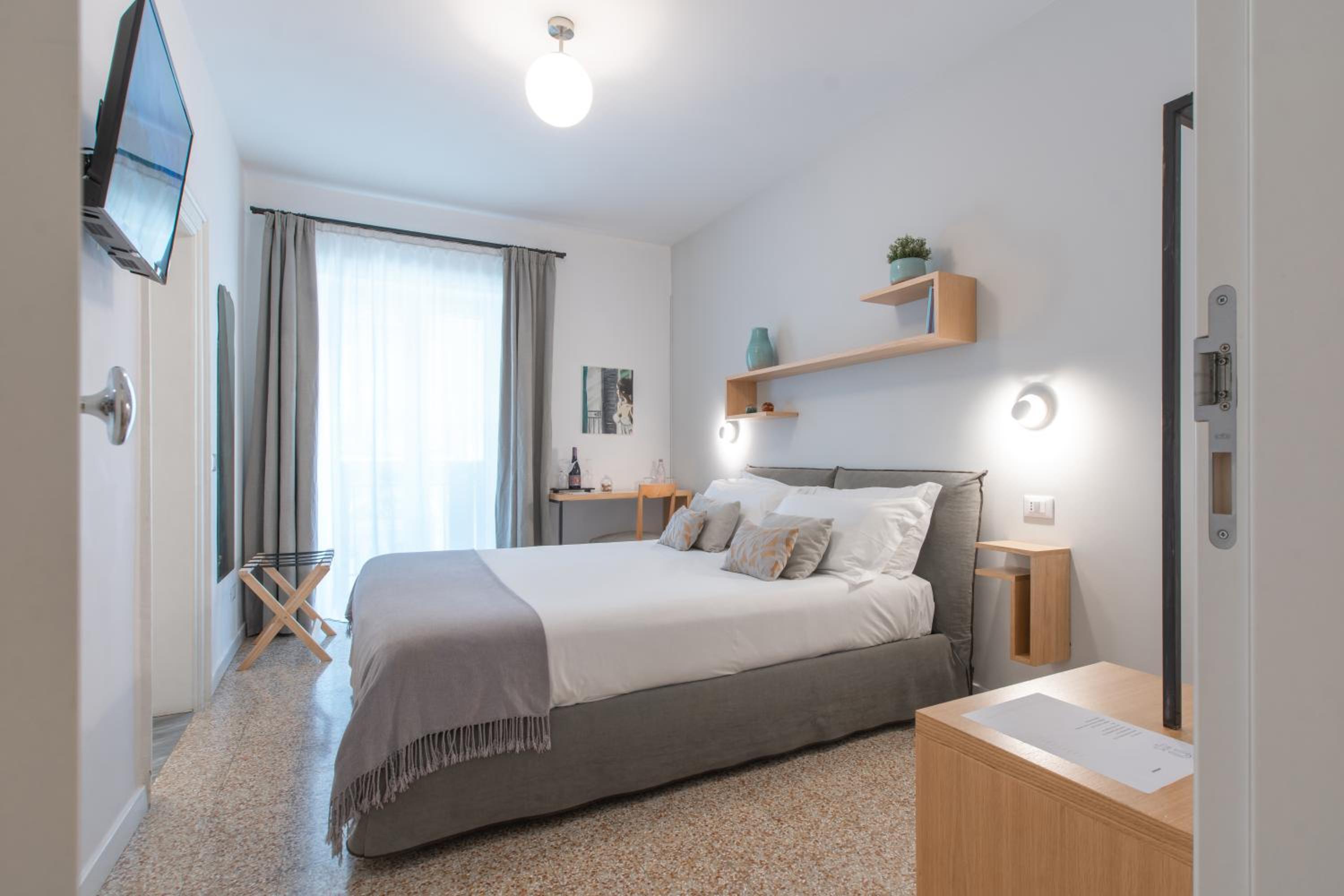 Deluxe Room - Photo 8