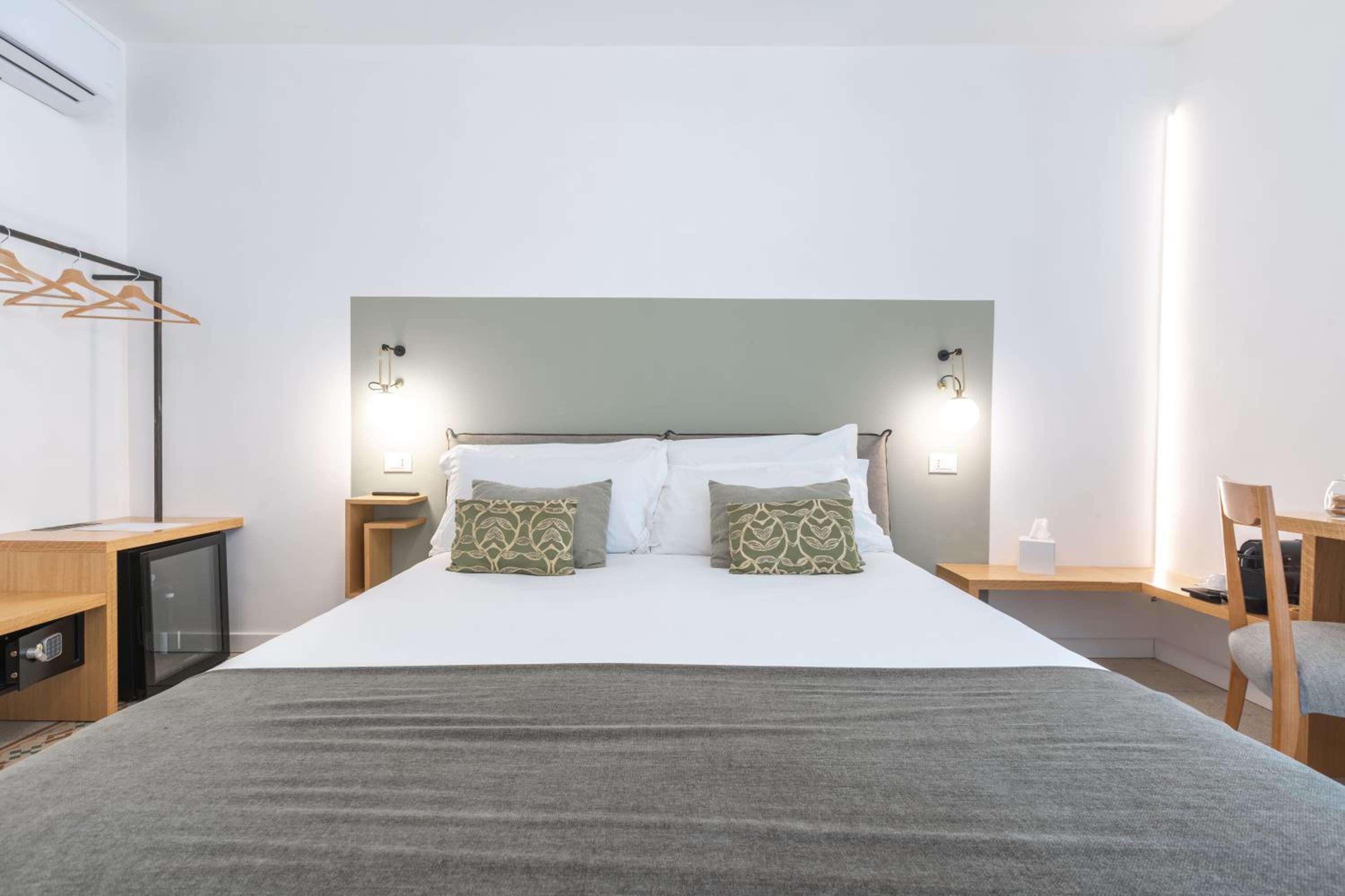 Deluxe Room - Photo 17