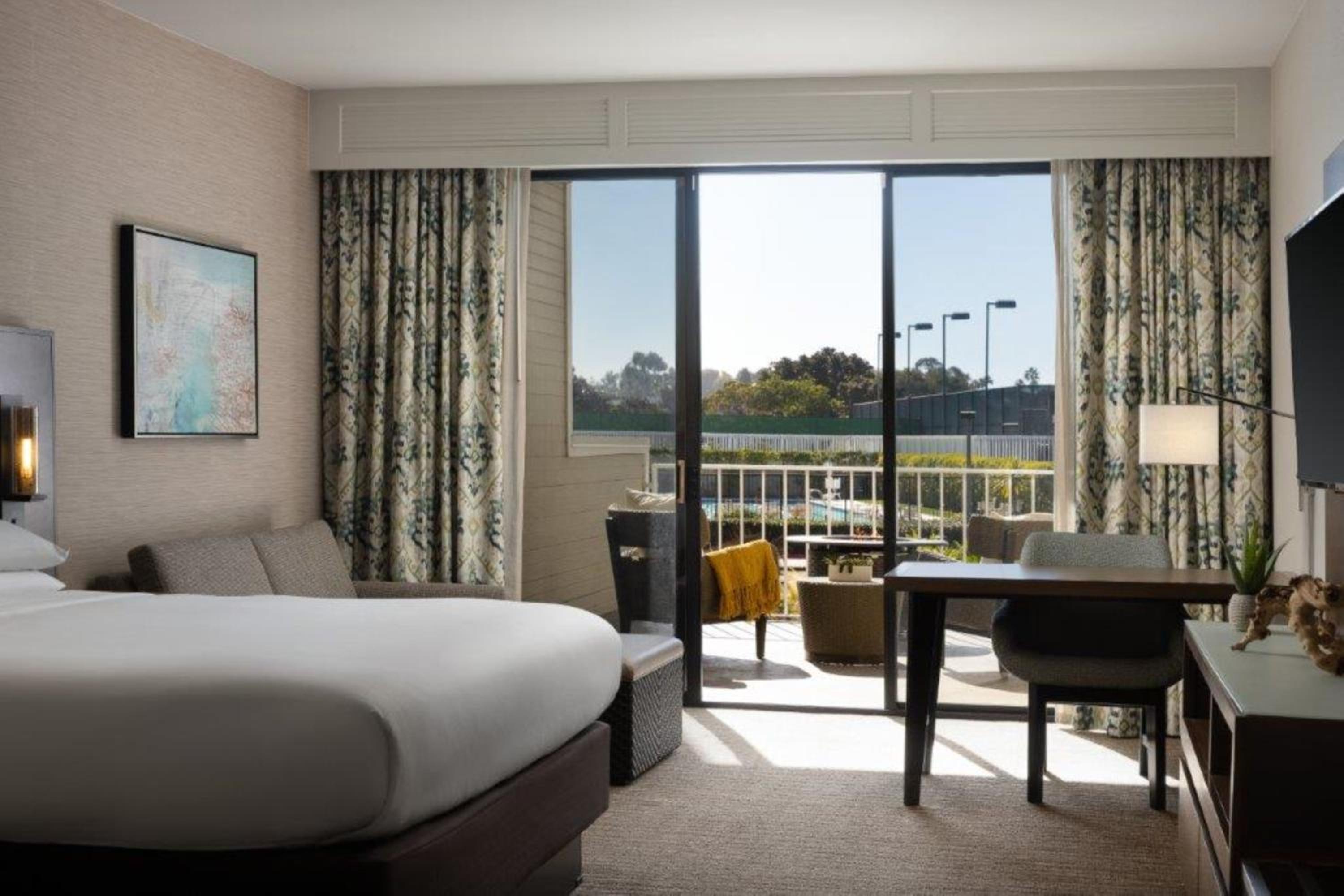 Guest room, 1 King, Sofa bed, Resort view - Photo 1