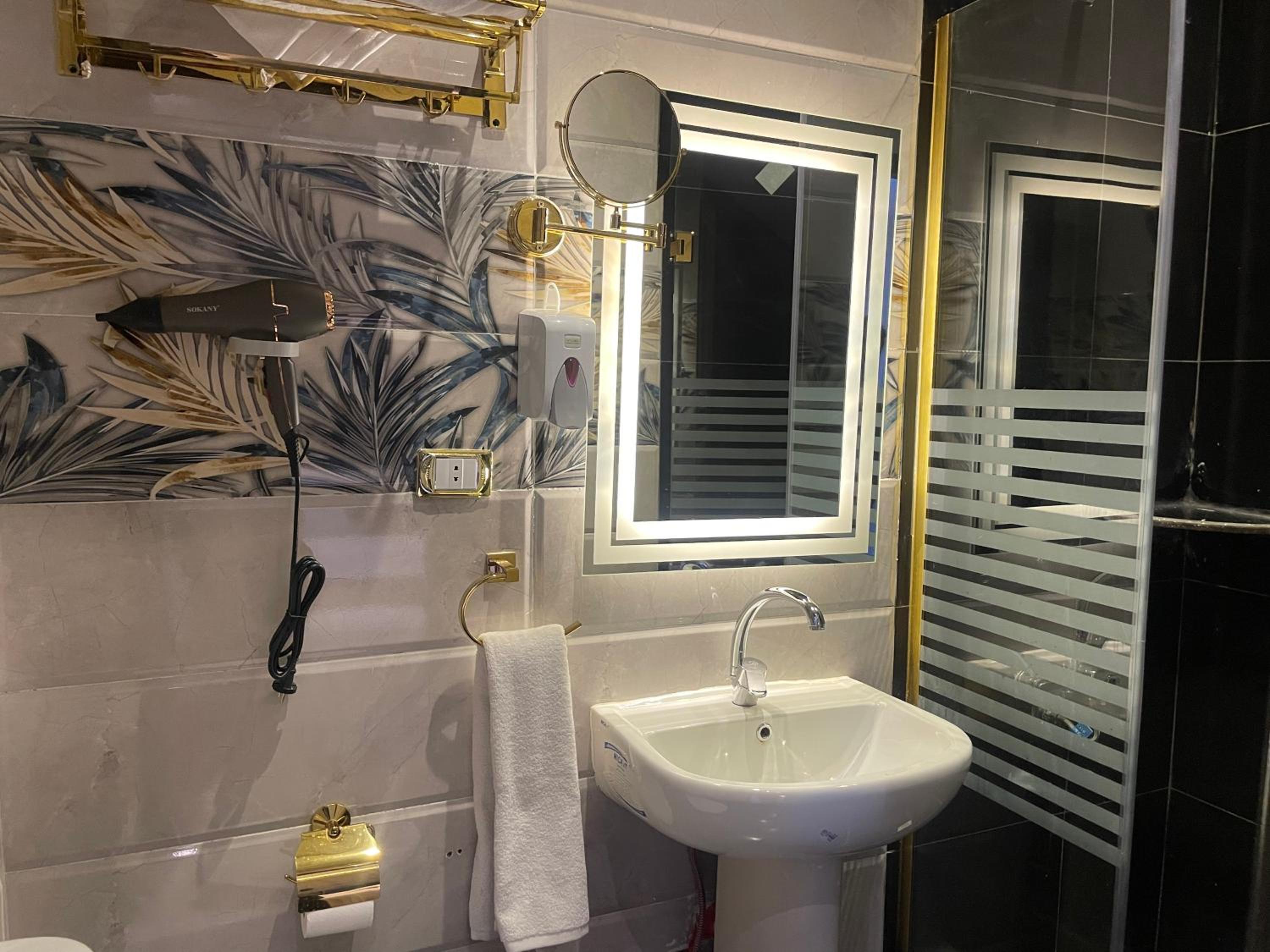 Superior Queen Room thumbnail 6
