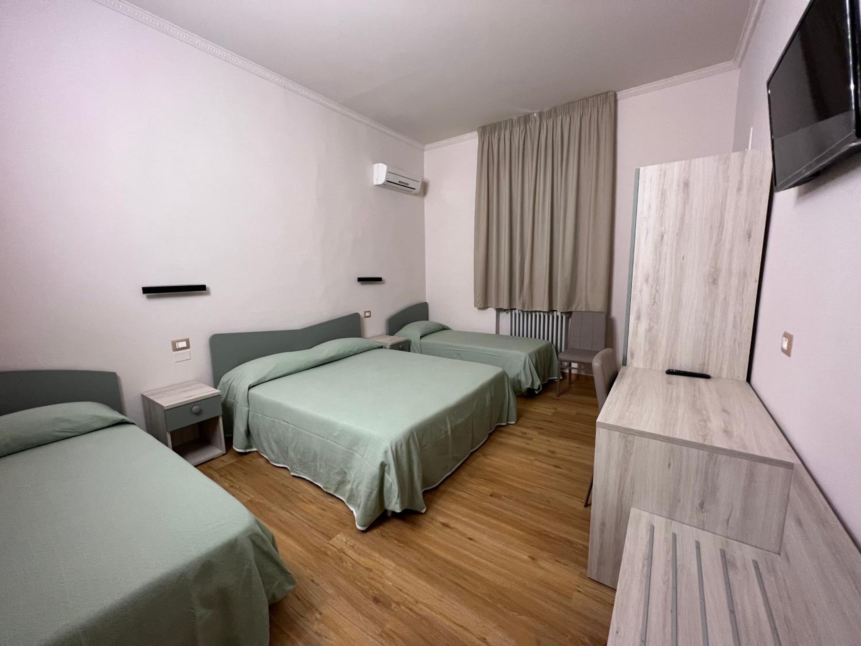 Quadruple Room - Photo 1
