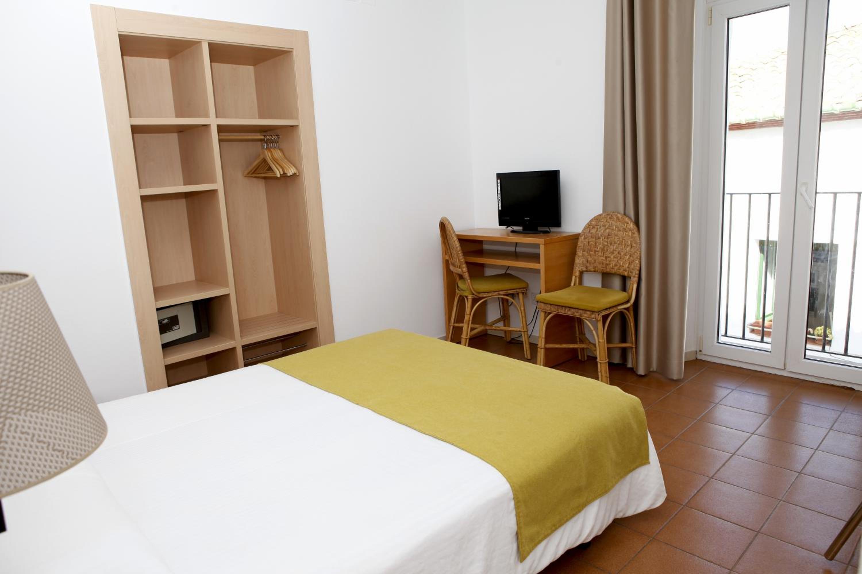 Double or Twin Room - Photo 8