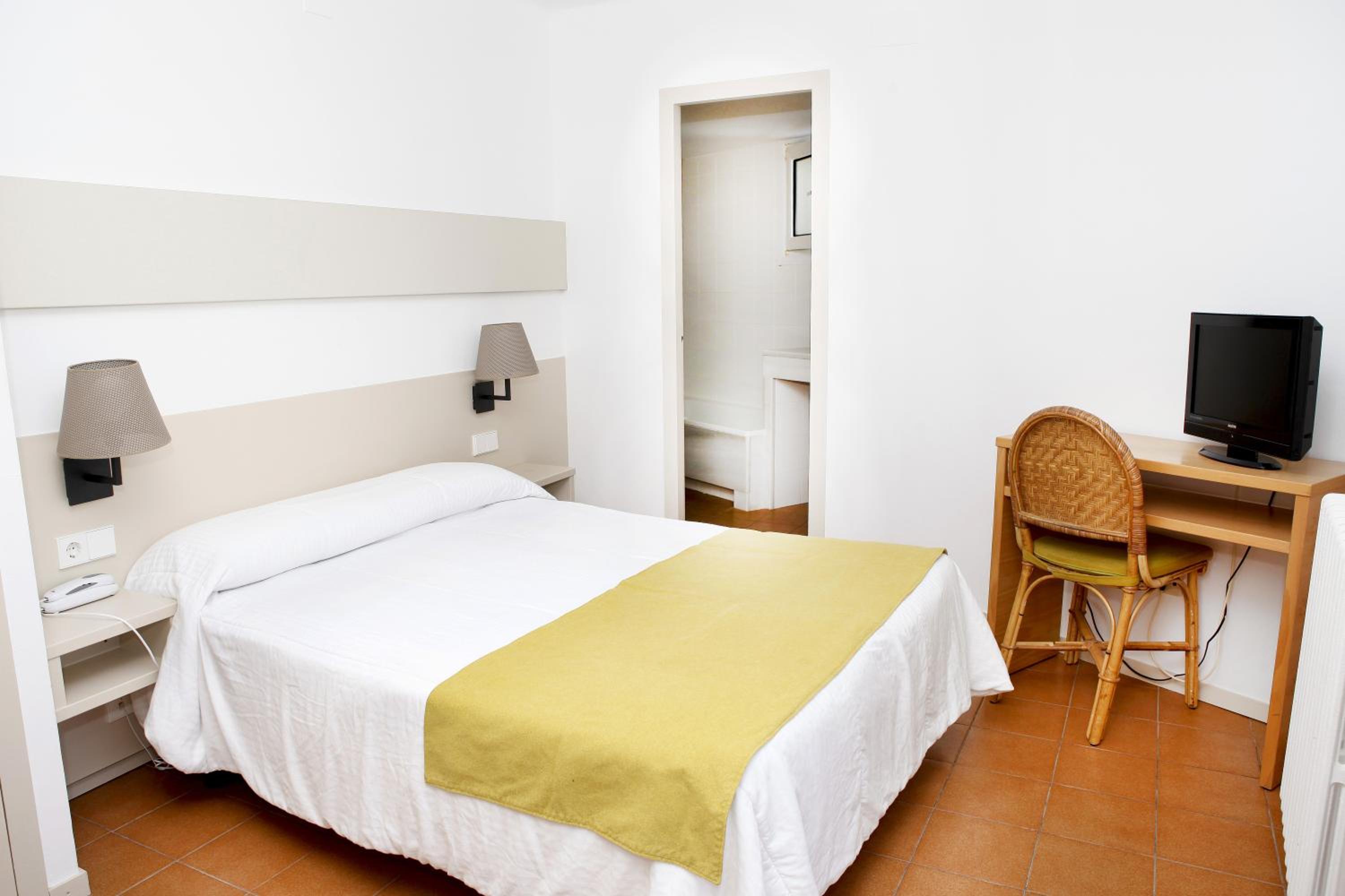 Double or Twin Room - Photo 10