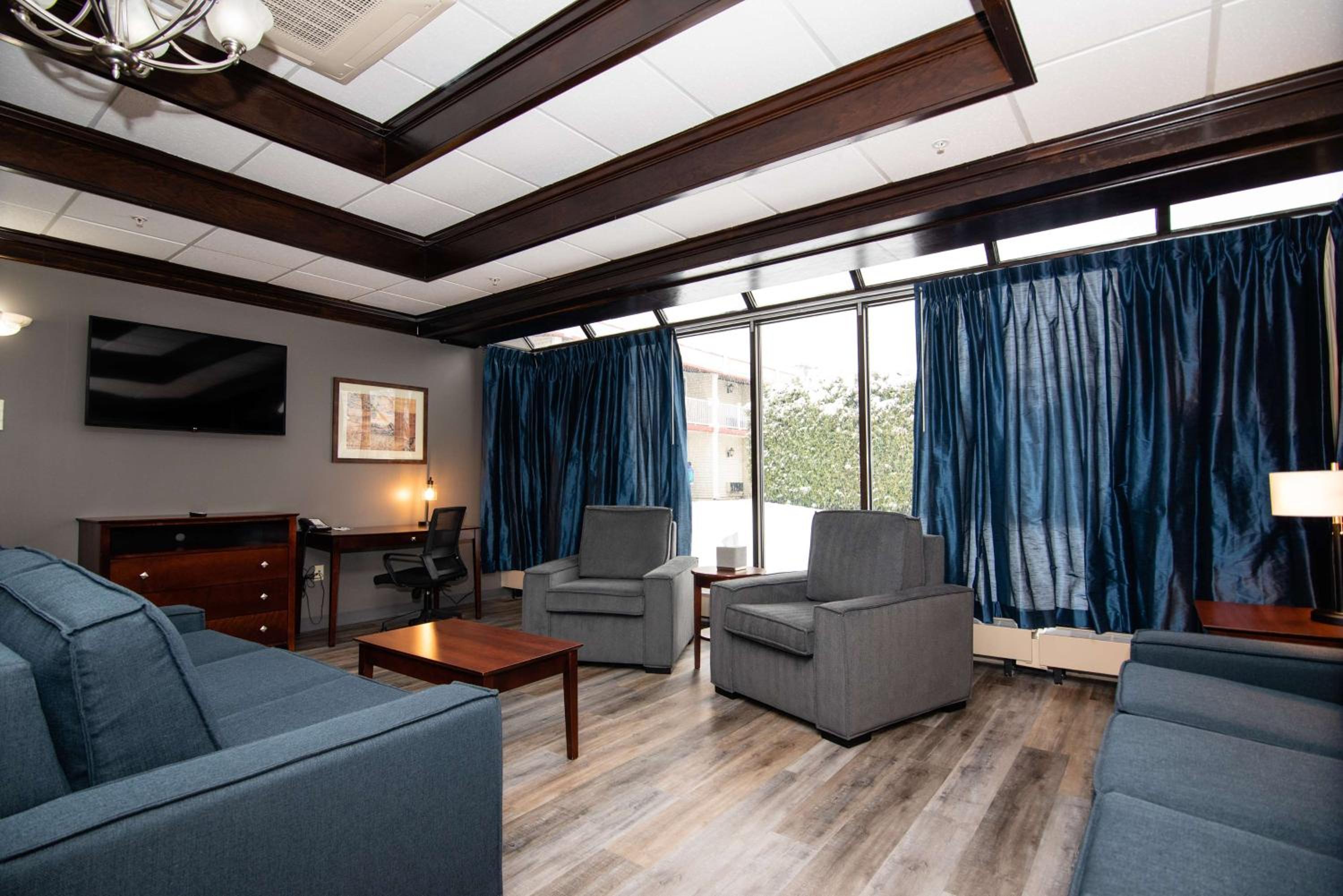 King Suite with Two Sofa Beds, Spa Bath and Kitchenette - Non-Smoking photo 2