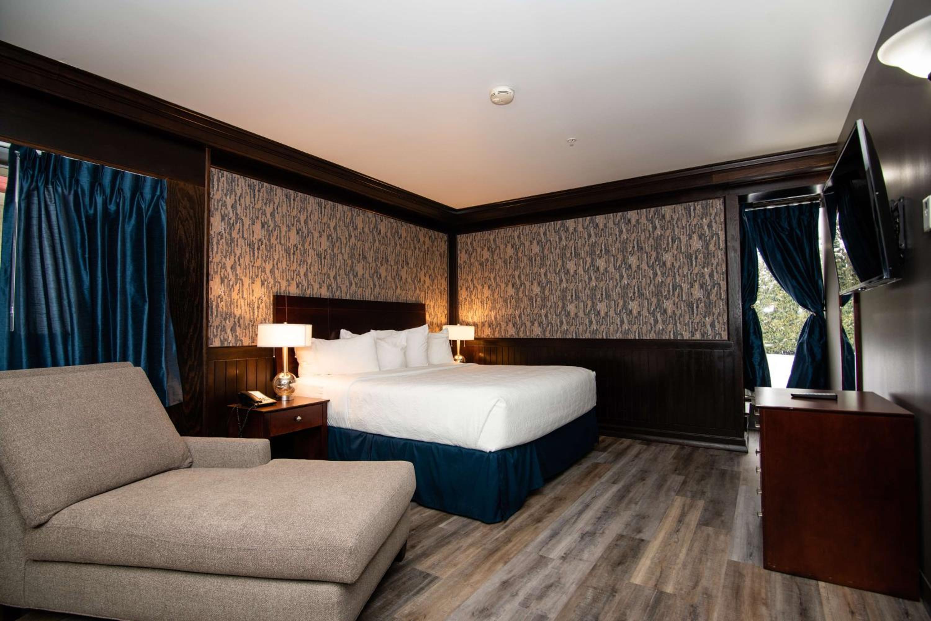 King Suite with Two Sofa Beds, Spa Bath and Kitchenette - Non-Smoking photo 1