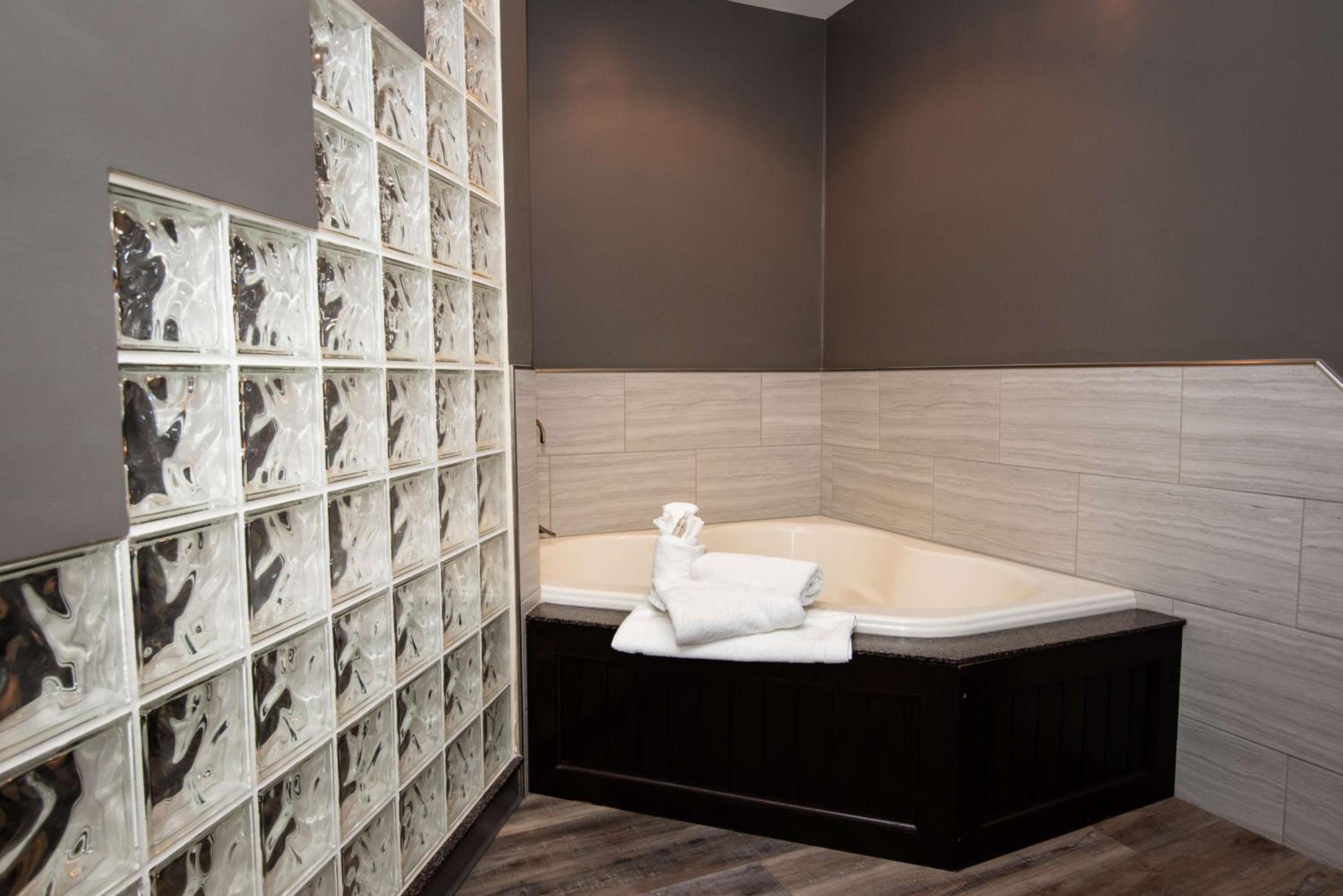King Suite with Two Sofa Beds, Spa Bath and Kitchenette - Non-Smoking photo 3