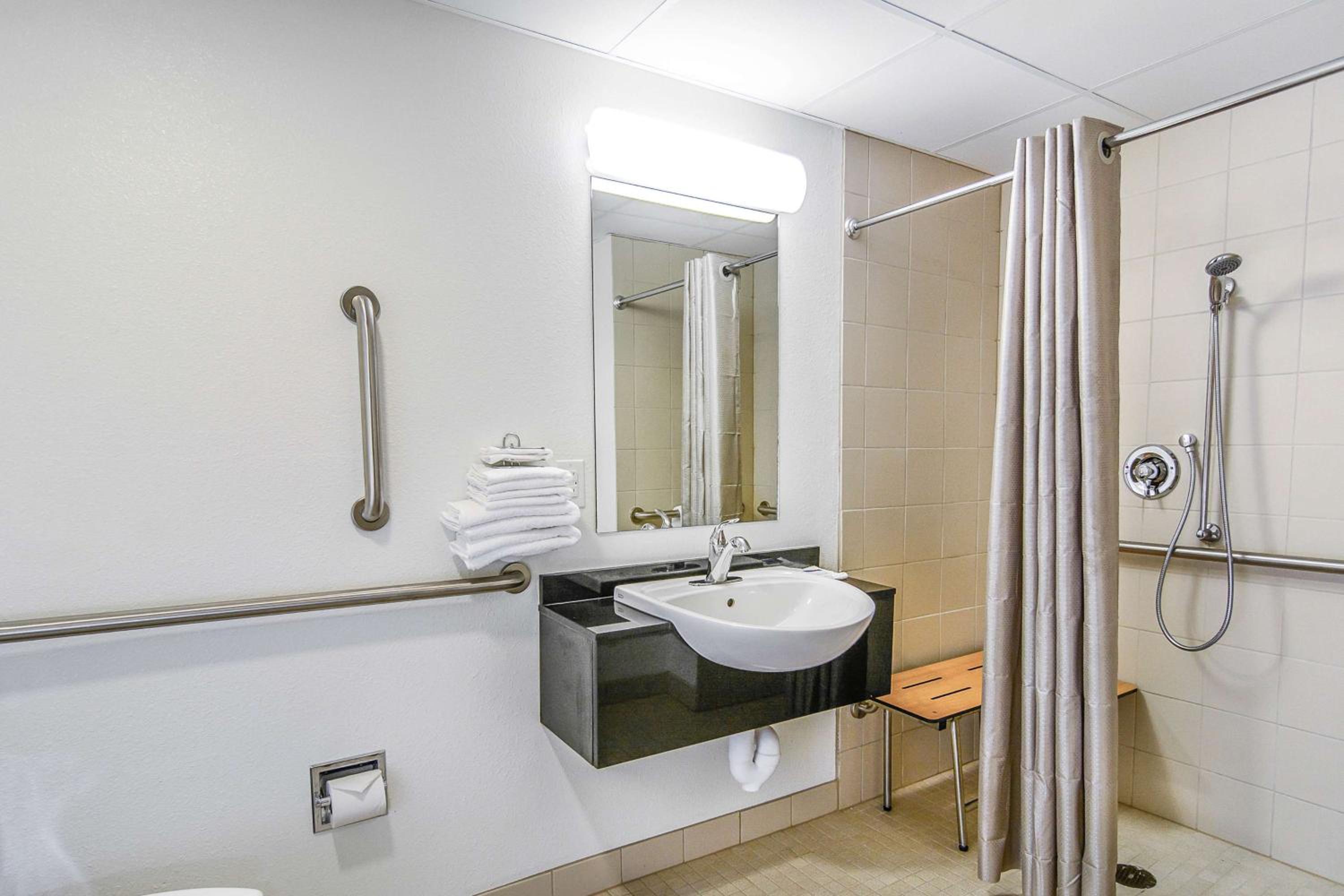 Queen Room - Disability Access - Roll in Shower