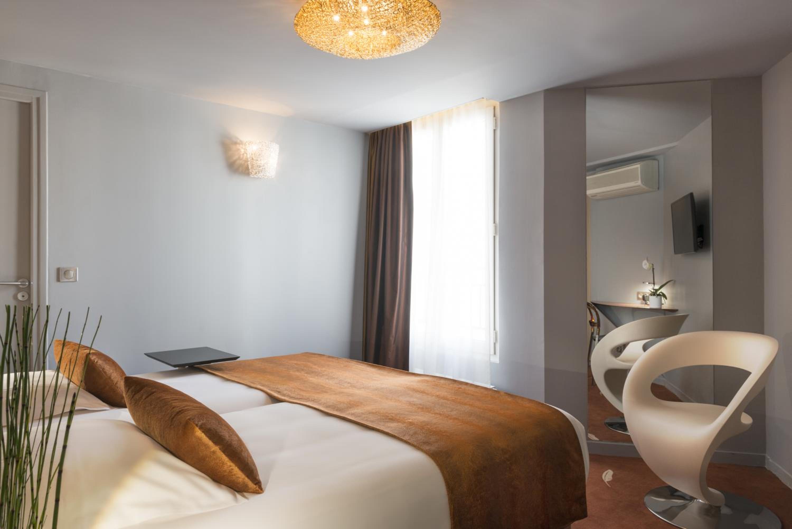 Deluxe Double or Twin Room - Photo 9