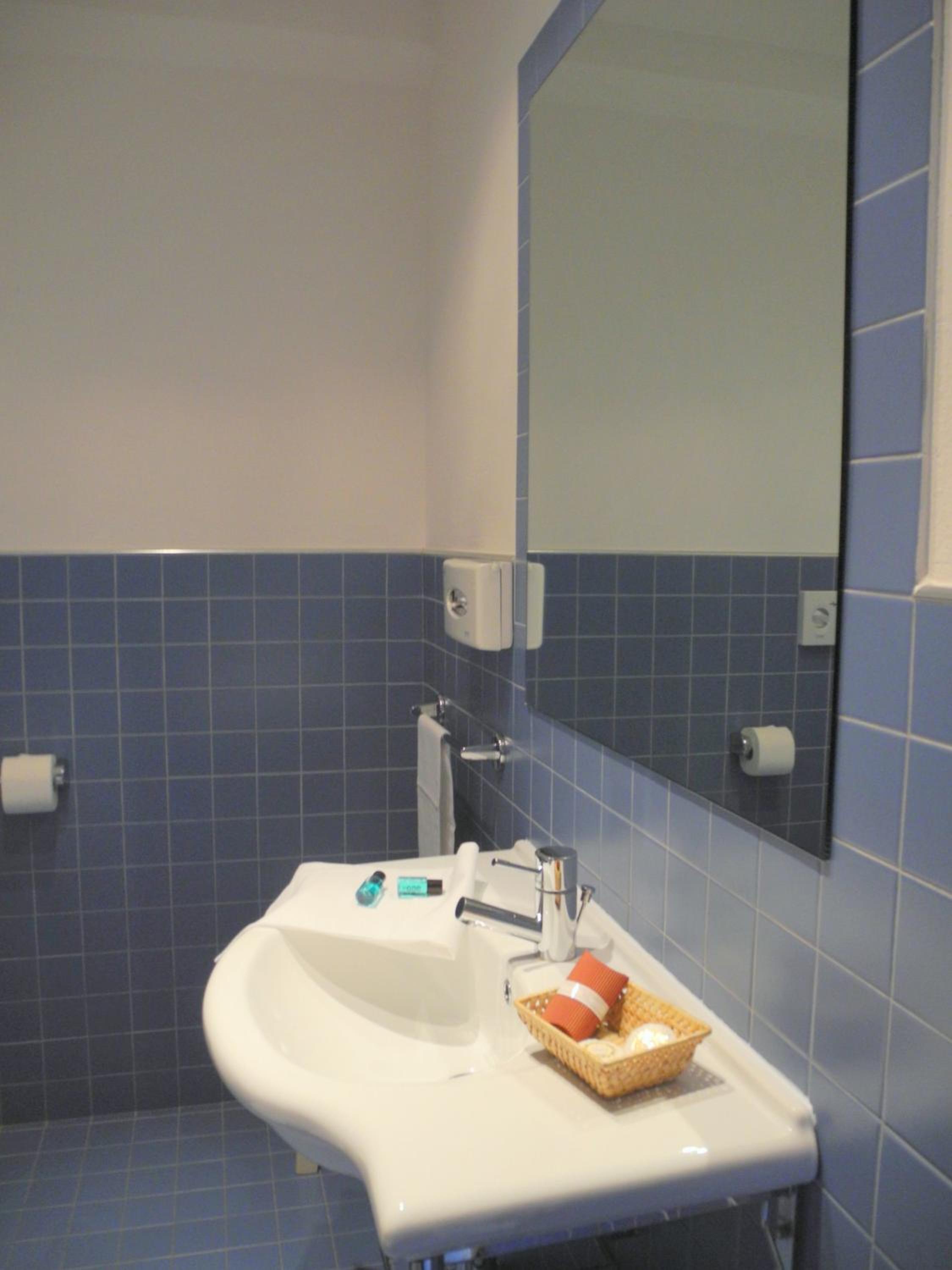 Standard Triple Room - Photo 9