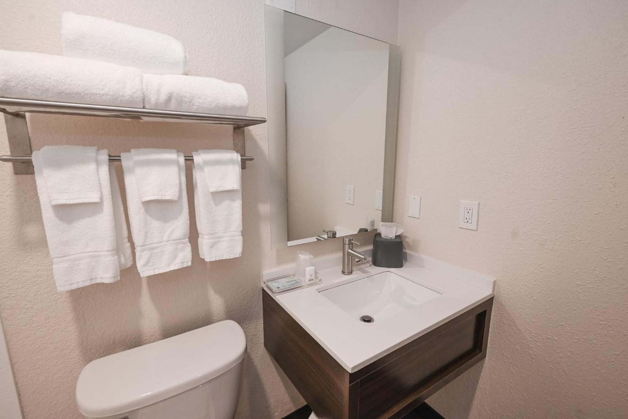 Standard King Room - Photo 6