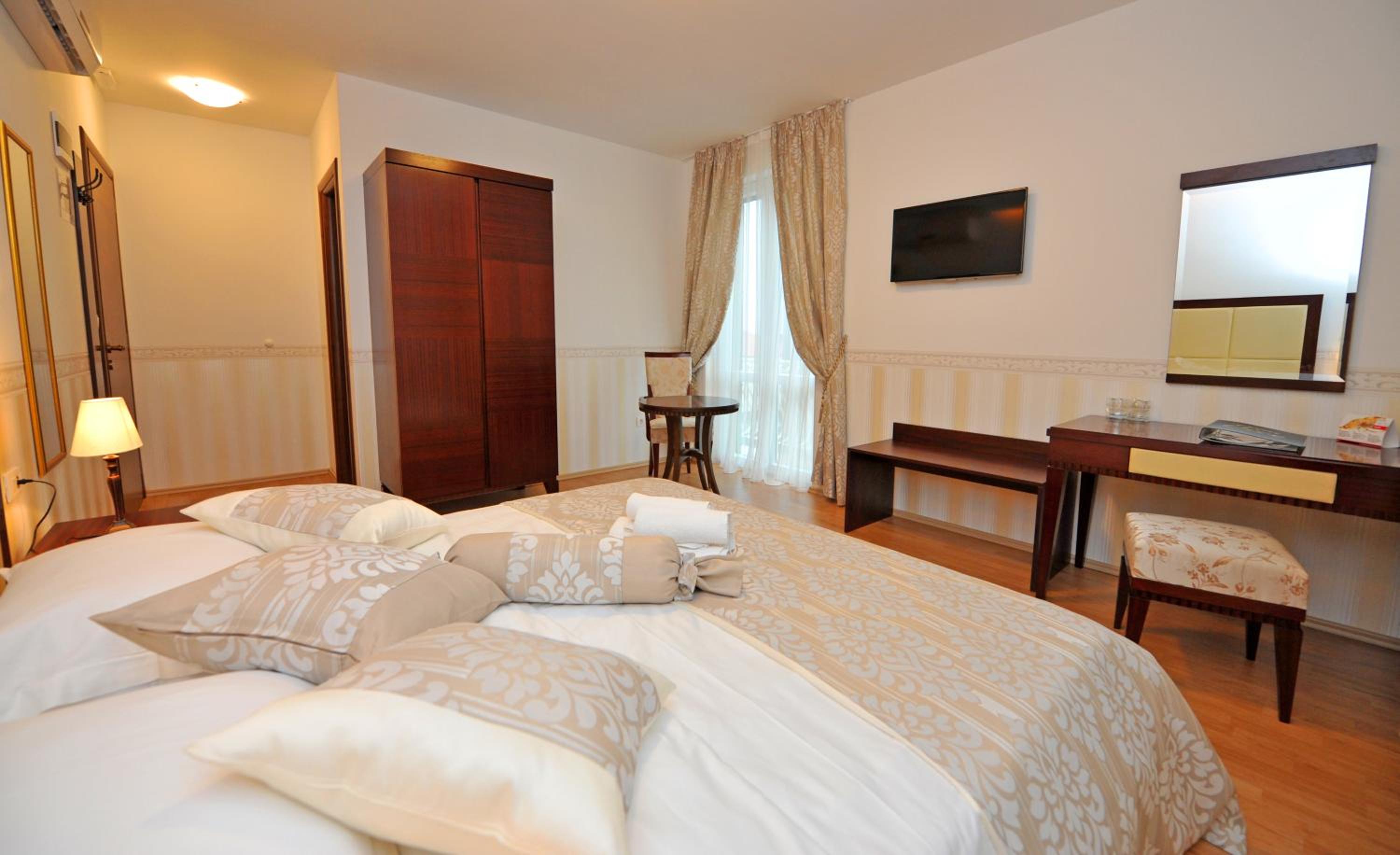 Deluxe Double Room with Balcony photo 3