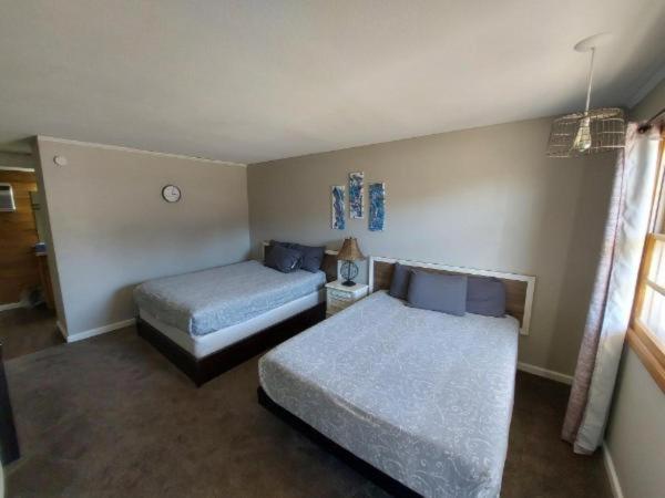 Queen Room with Balcony - Photo 3