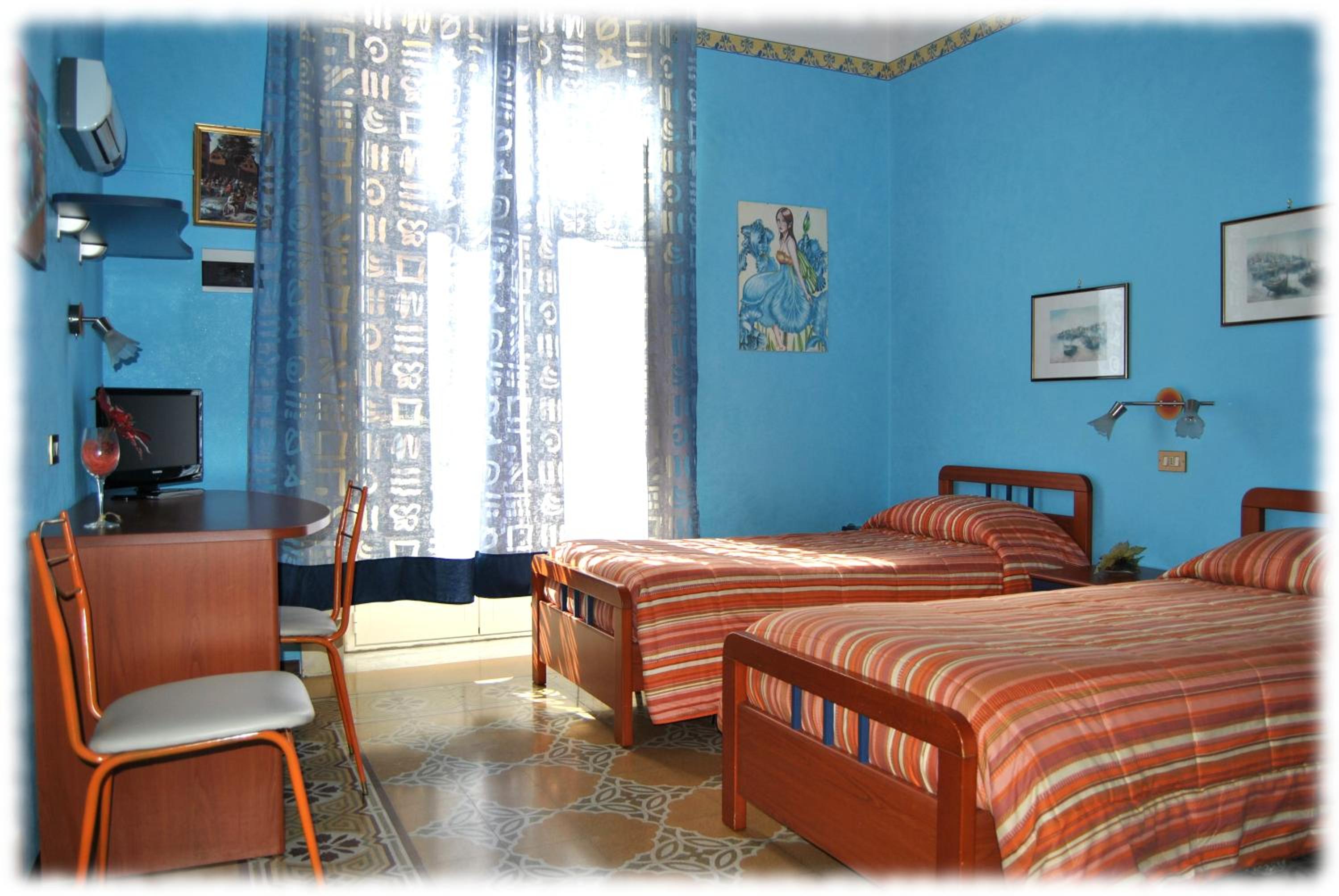 Double Or Twin Room With Shared Bathroom - Photo 7