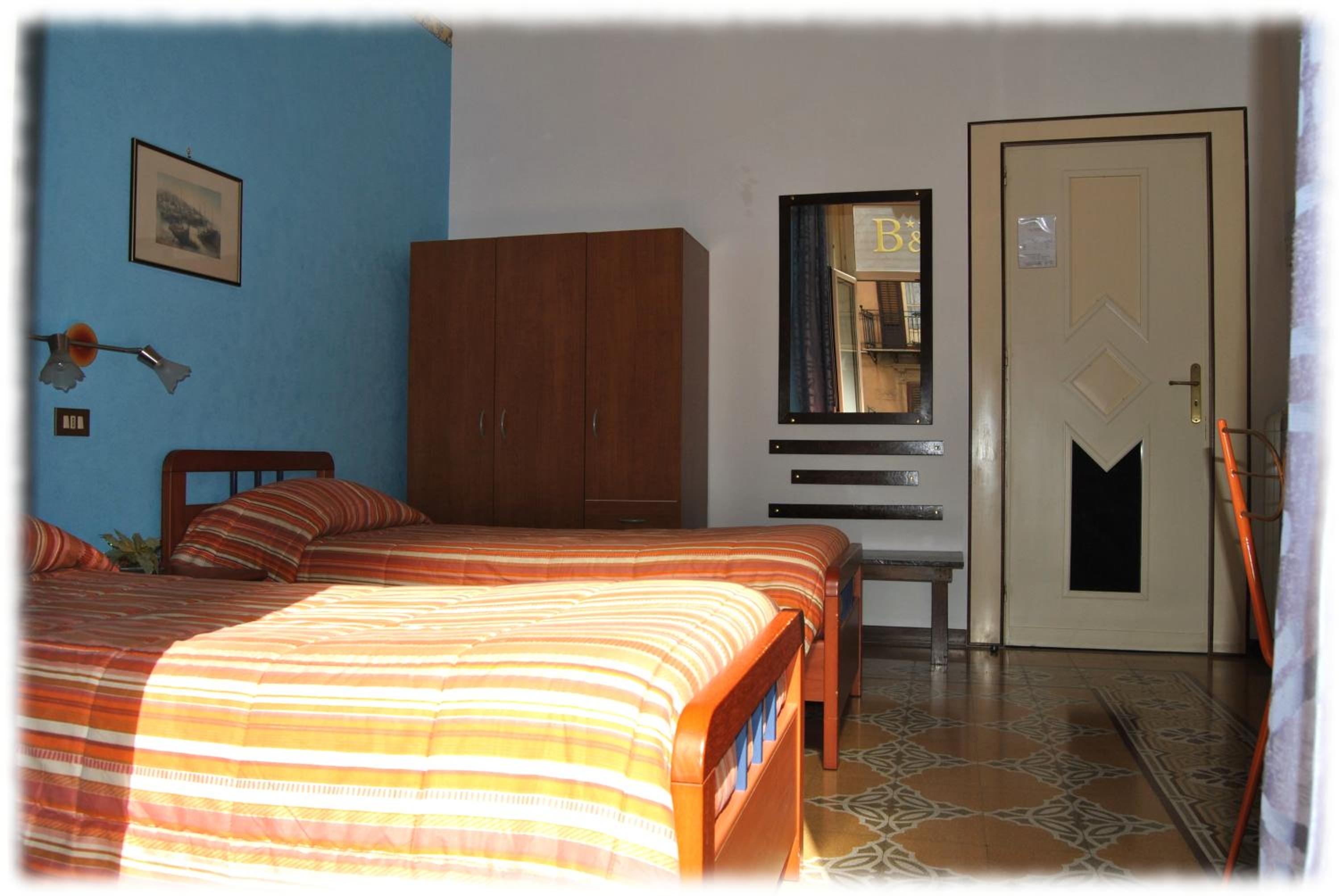 Double Or Twin Room With Shared Bathroom - Photo 9