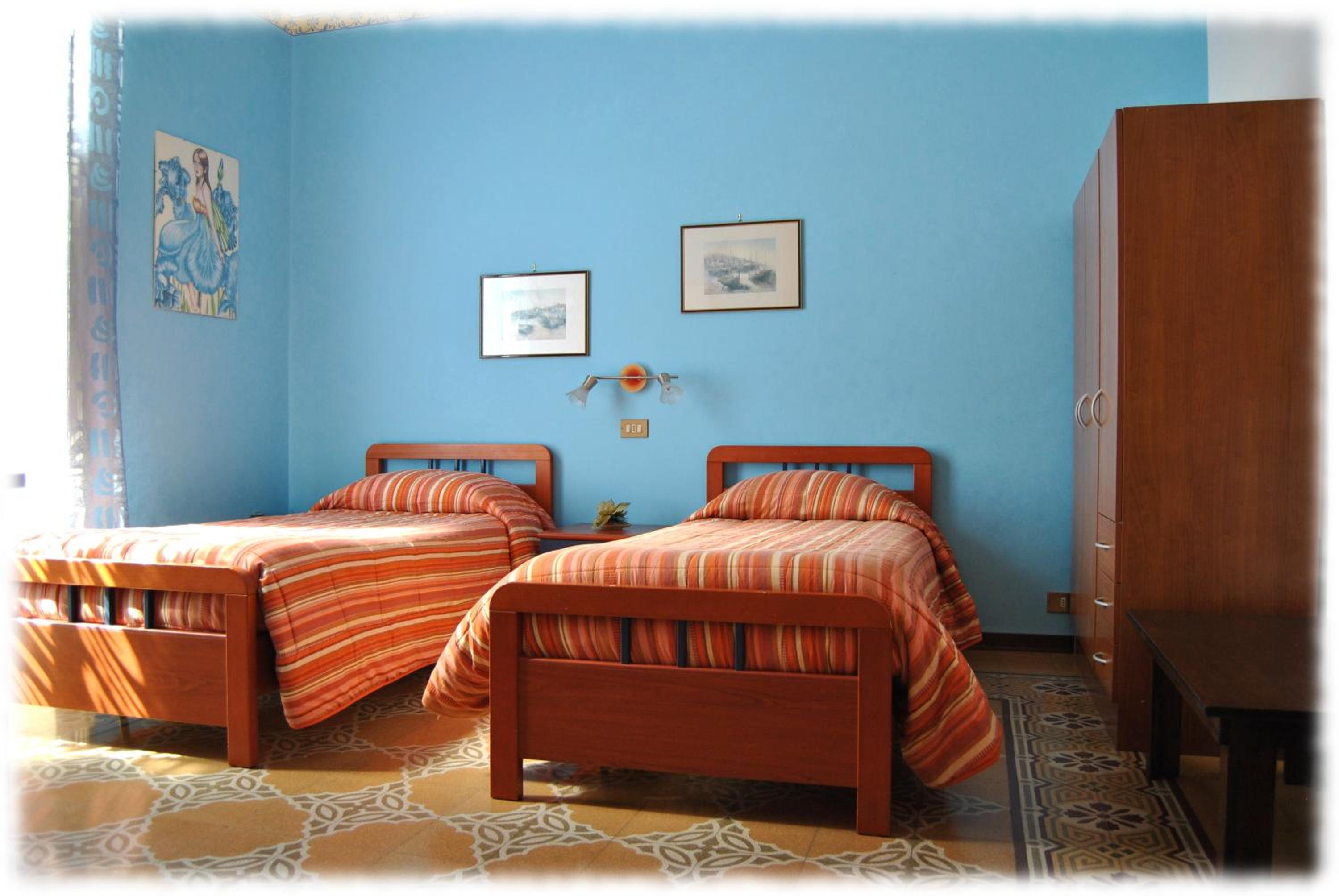 Double Or Twin Room With Shared Bathroom - Photo 11
