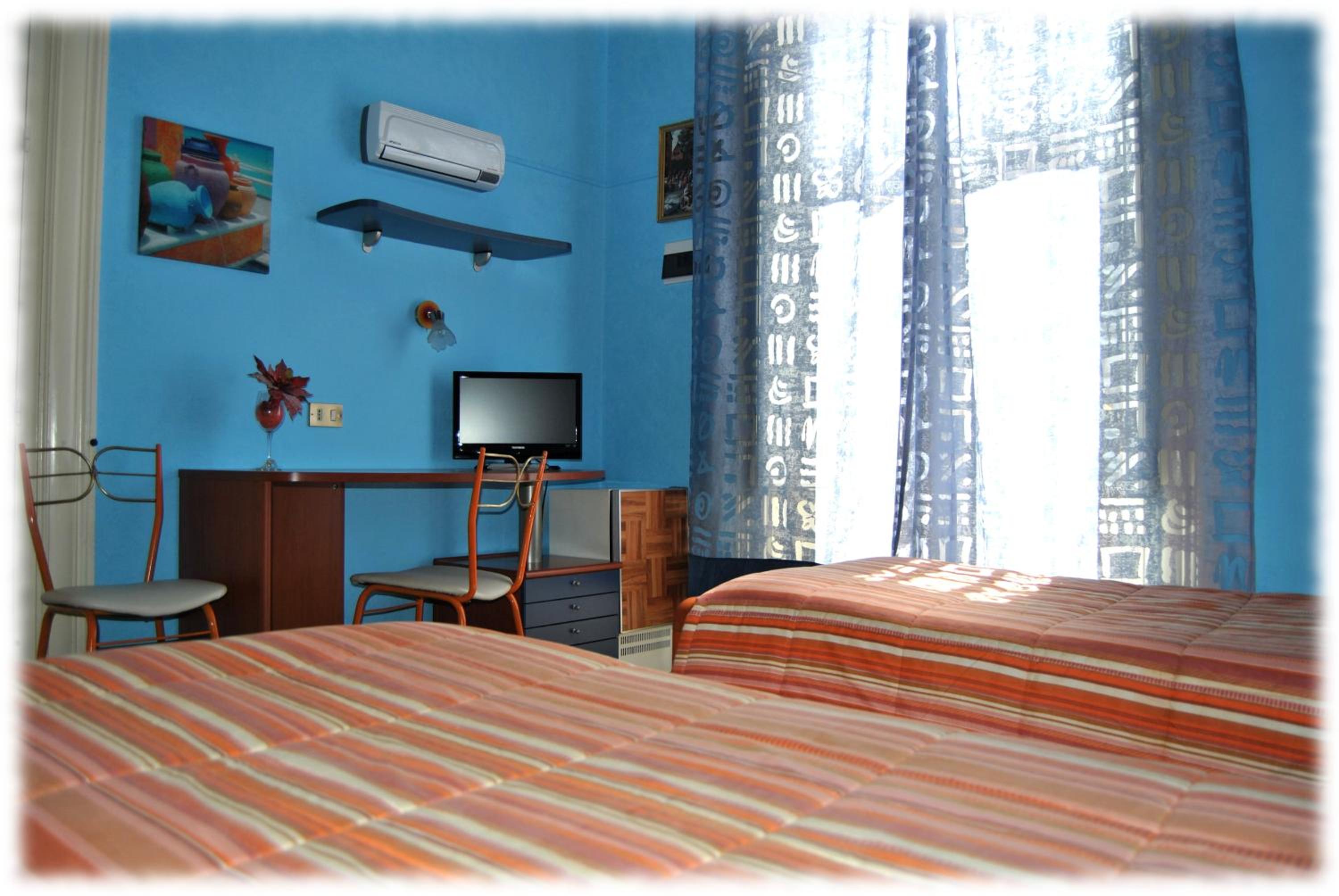 Double Or Twin Room With Shared Bathroom - Photo 10