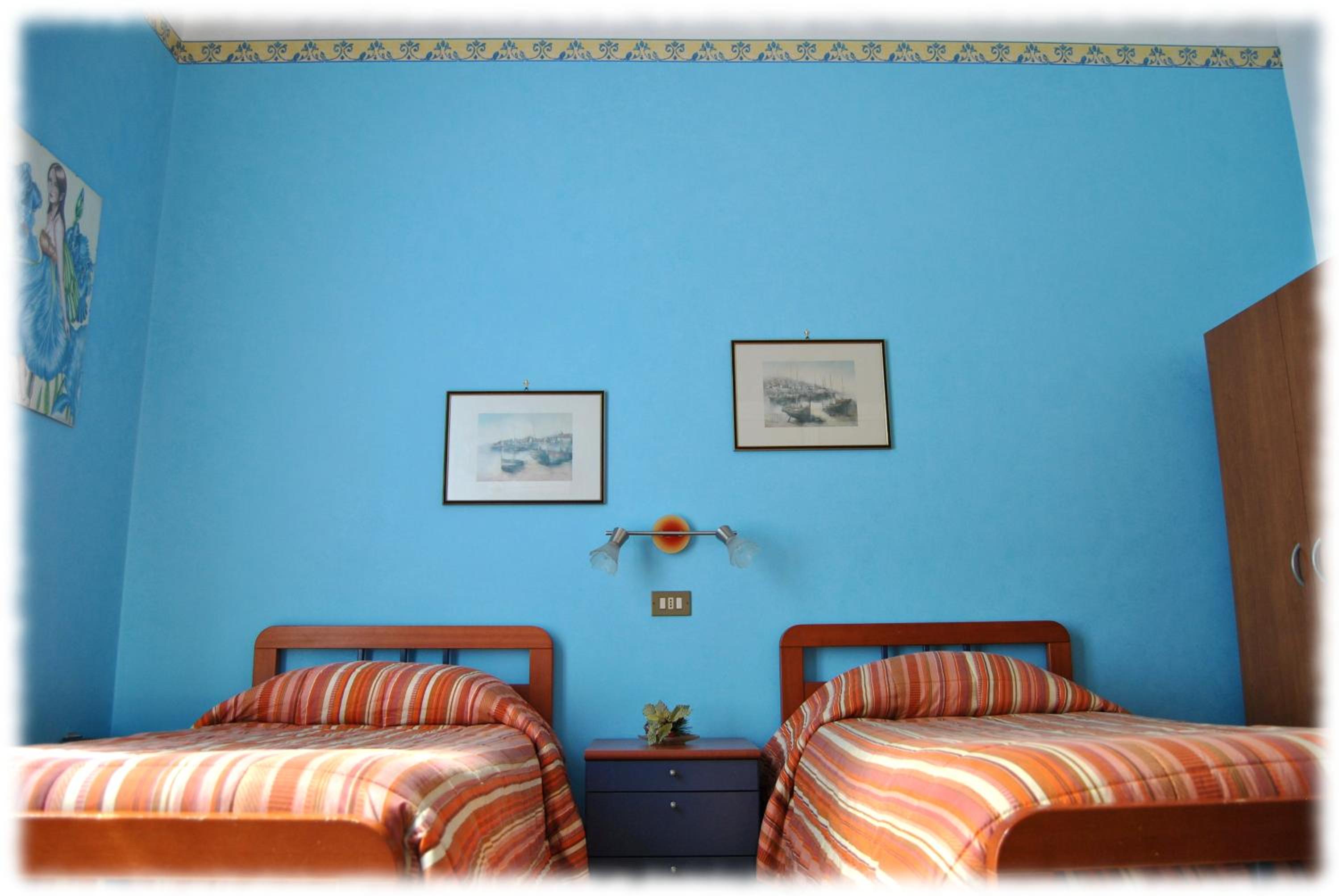 Double Or Twin Room With Shared Bathroom - Photo 12