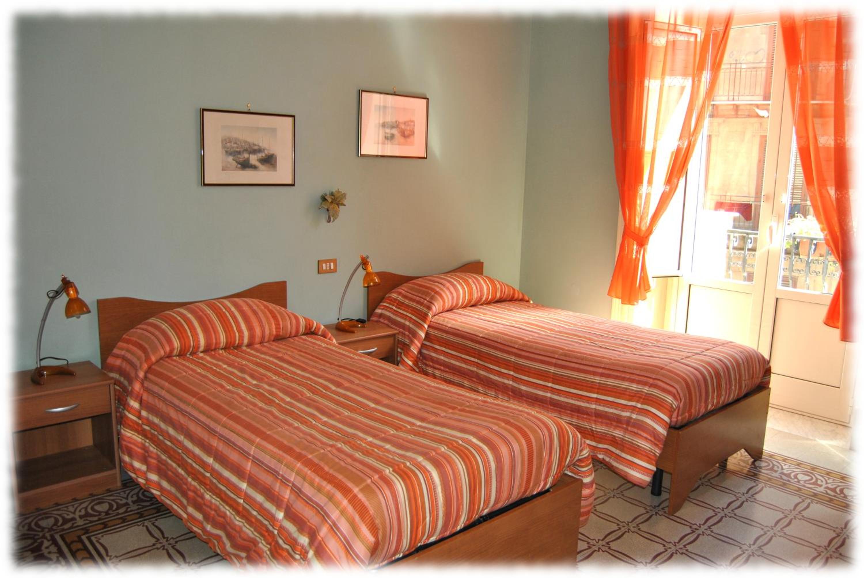 Double Or Twin Room With Shared Bathroom - Photo 1