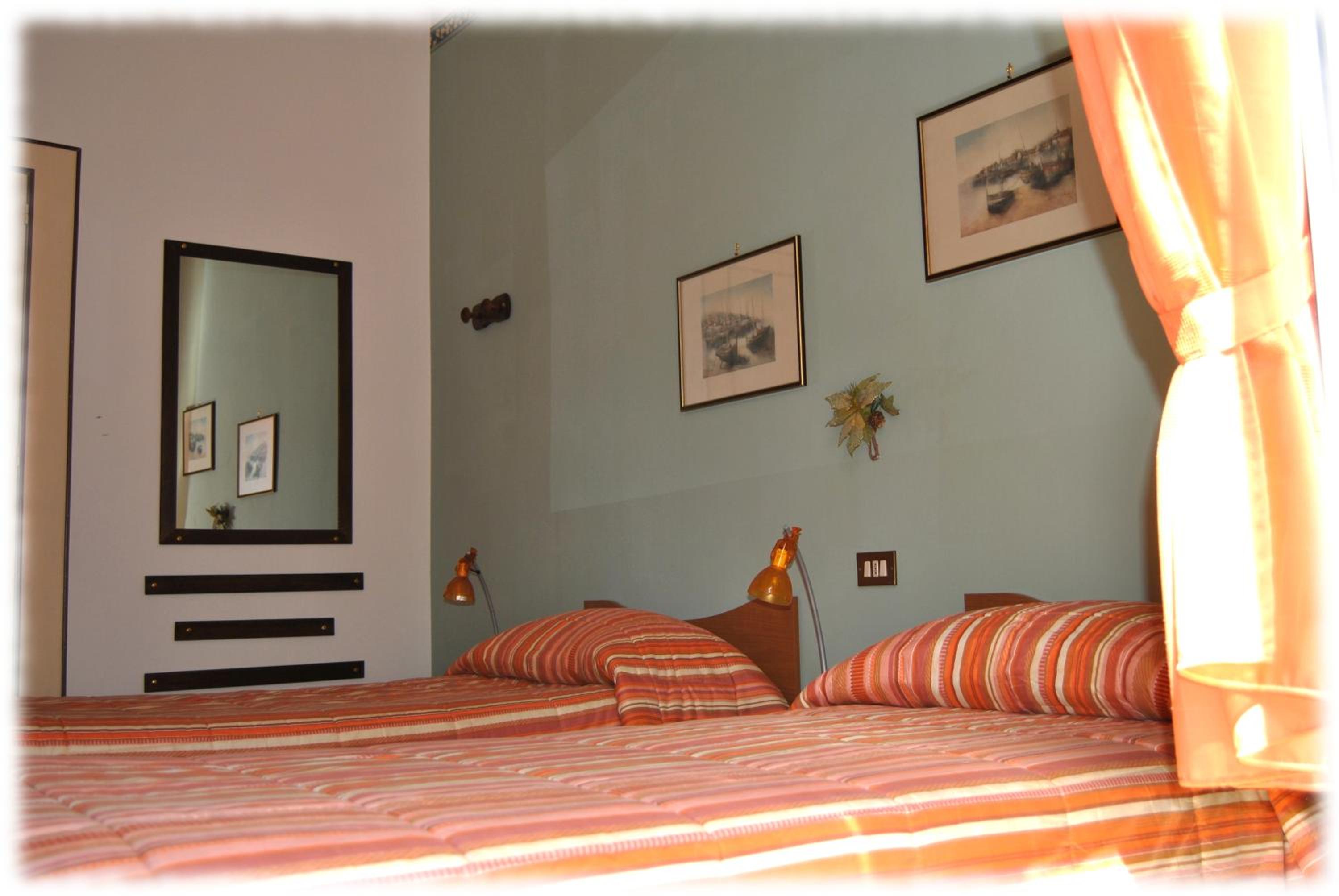 Double Or Twin Room With Shared Bathroom - Photo 5
