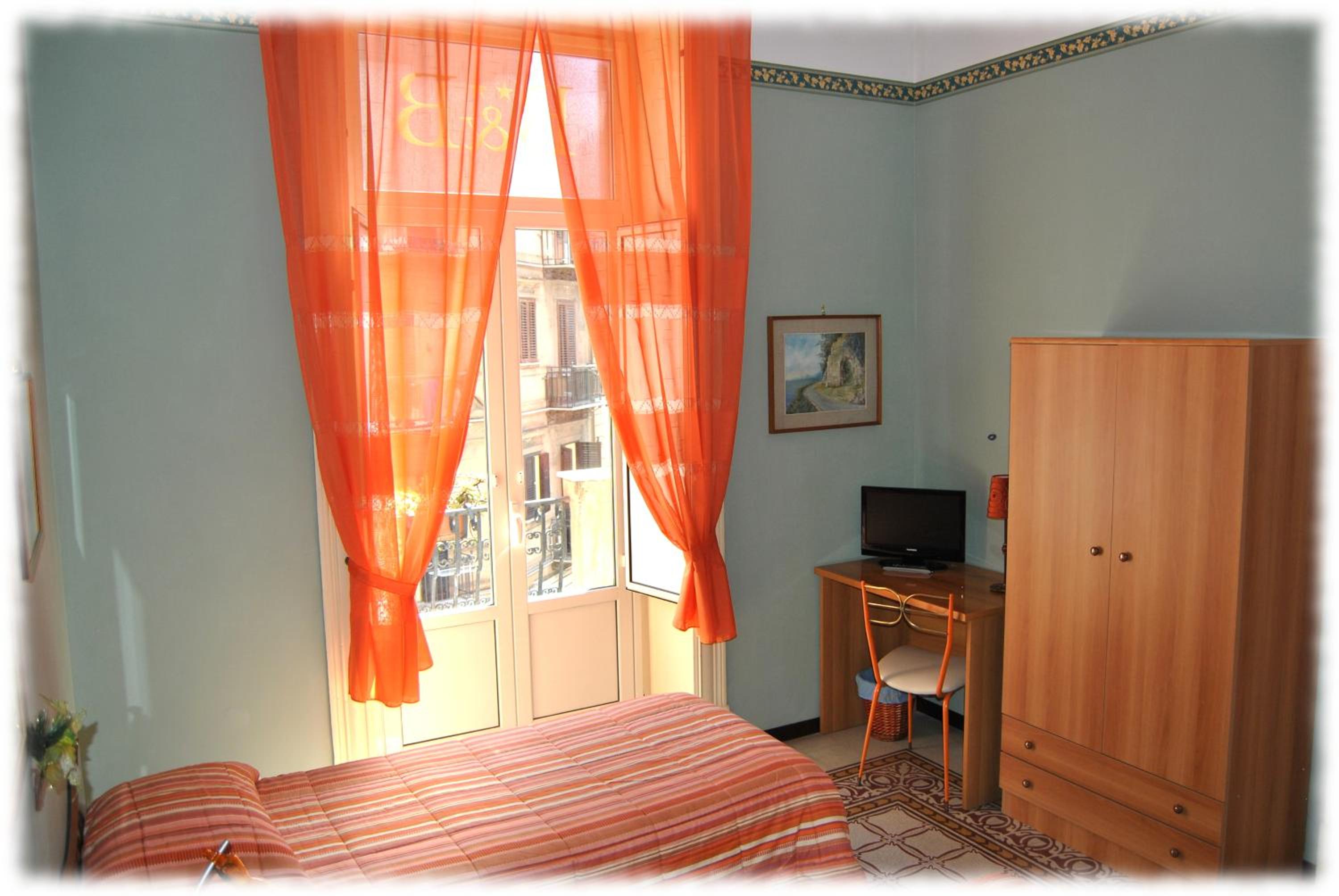 Double Or Twin Room With Shared Bathroom - Photo 3