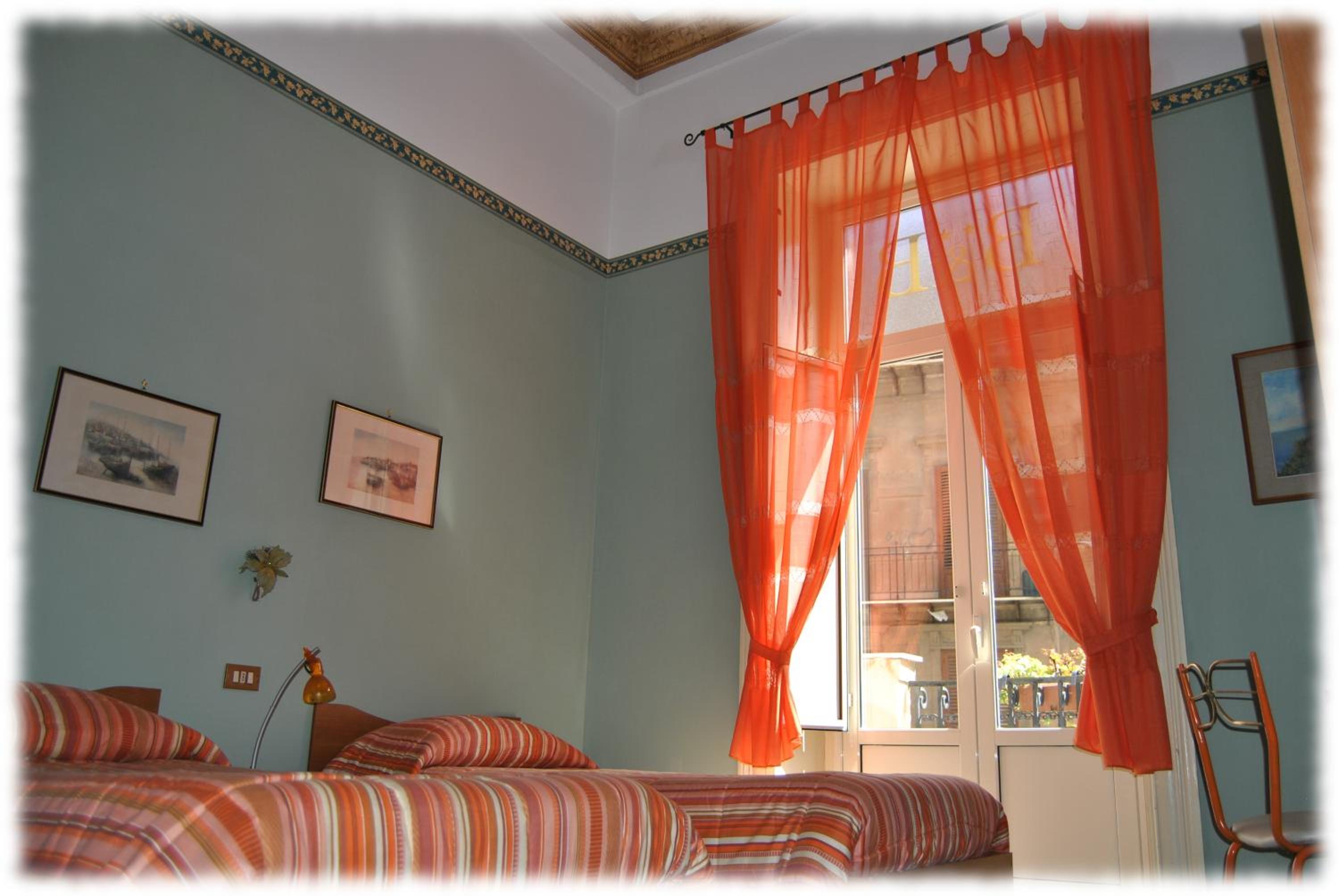 Double Or Twin Room With Shared Bathroom - Photo 2