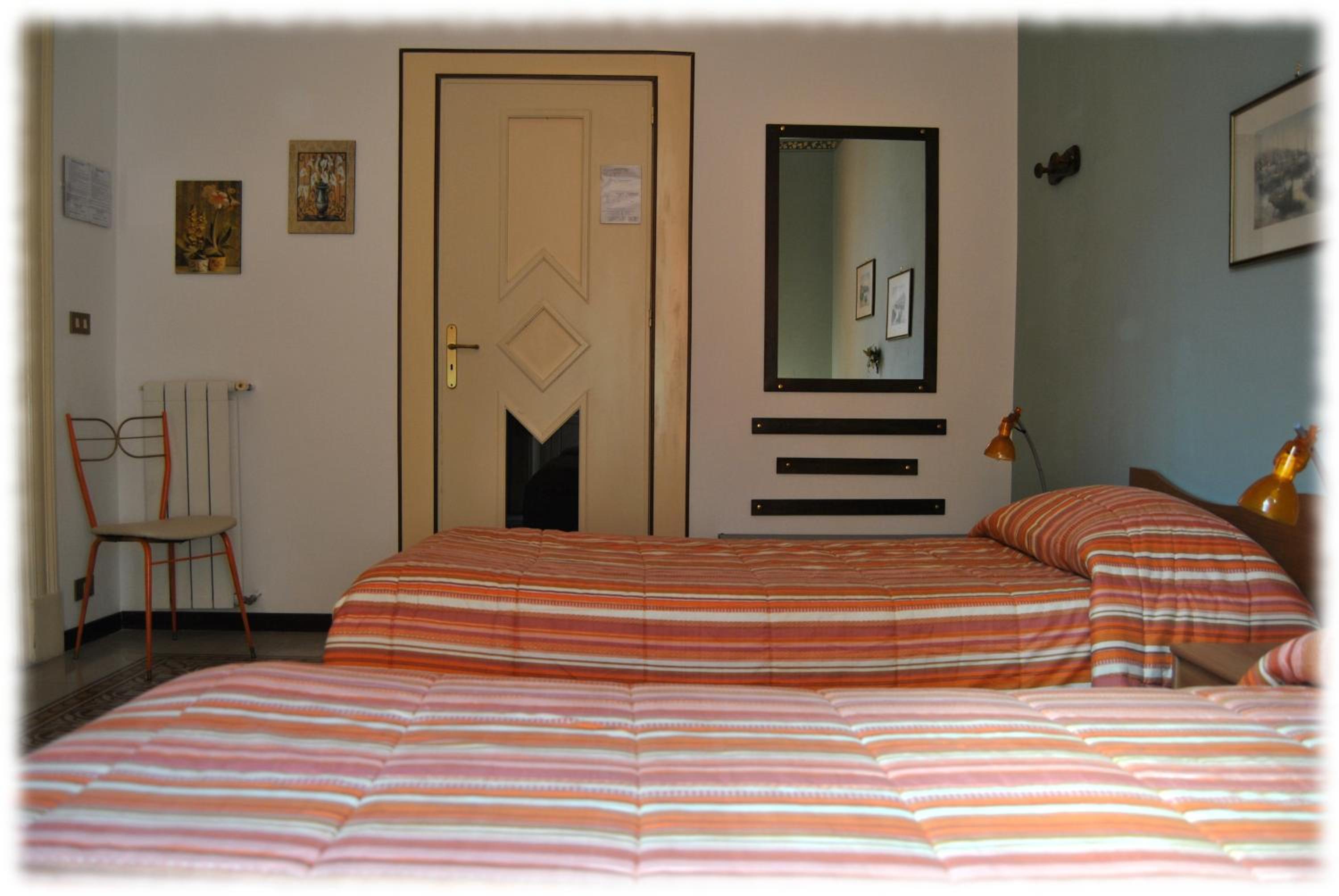 Double Or Twin Room With Shared Bathroom - Photo 6
