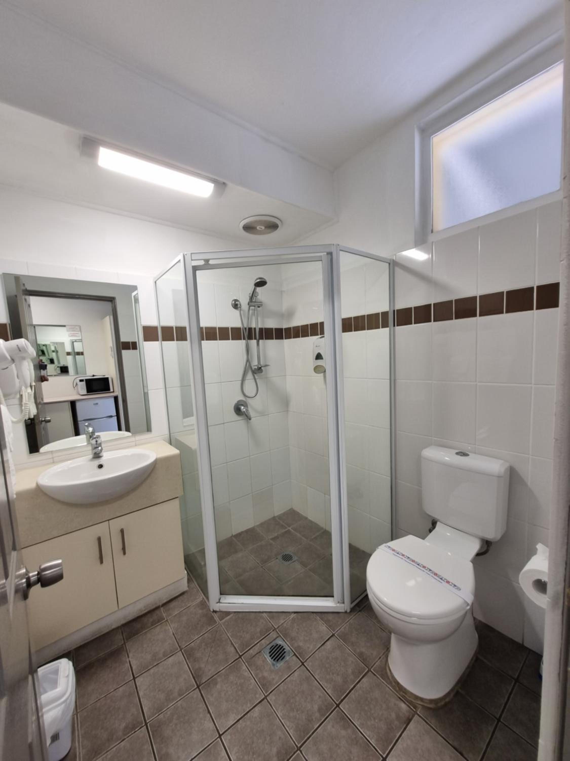 Standard Queen Room (Located upstairs) - Photo 5