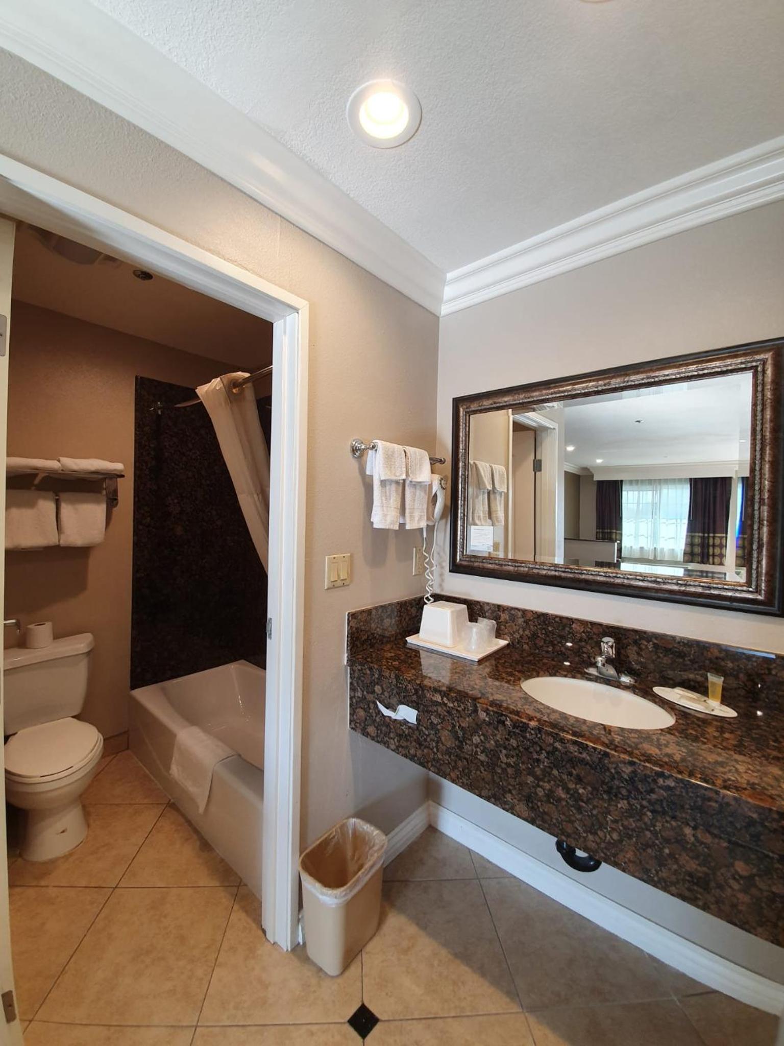 King Room - Non-Smoking - Photo 2