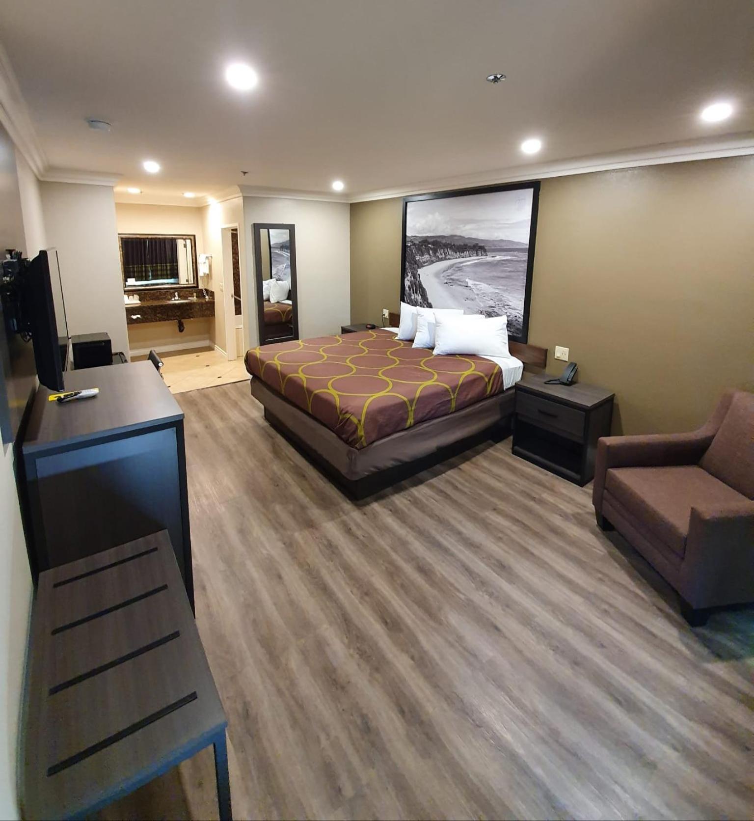 King Room - Non-Smoking - Photo 3