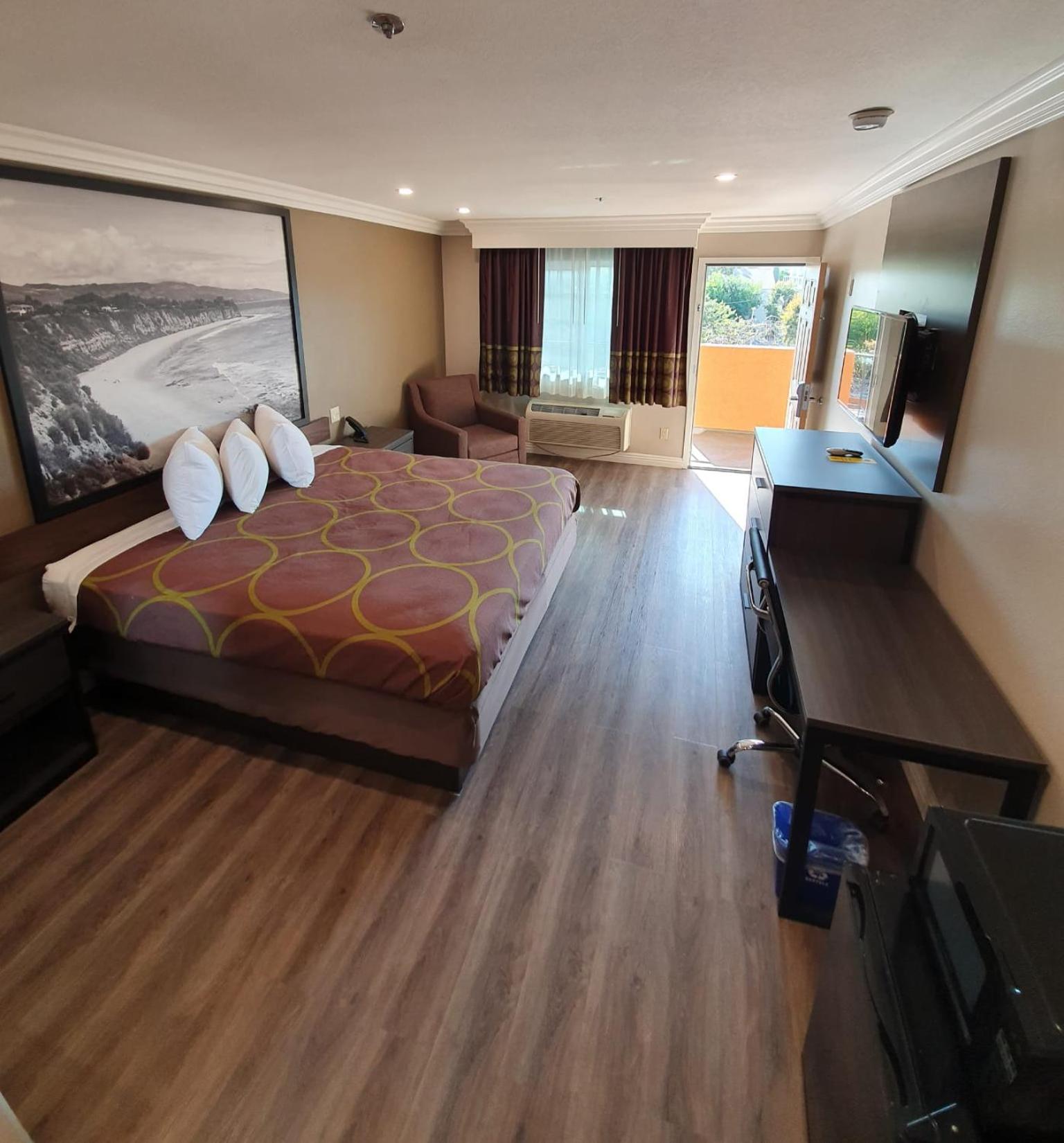 King Room - Non-Smoking - Photo 10